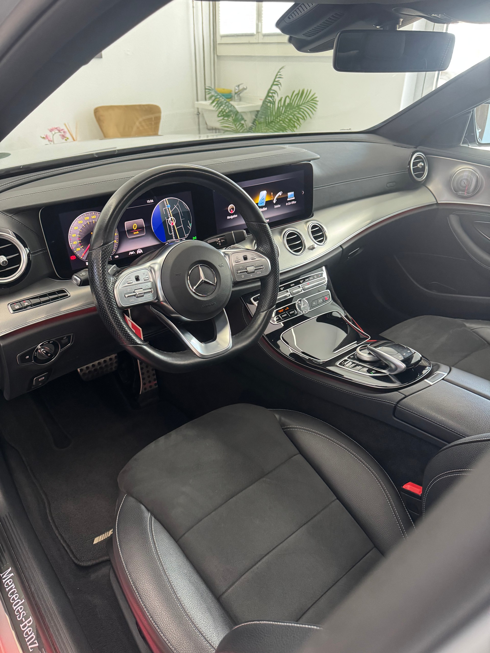MERCEDES-BENZ E 220d Swiss Star AMG Line 4Matic 9G-Tronic*CH-Fahrzeug*Panoramadach*Frisch MFK*-image-9