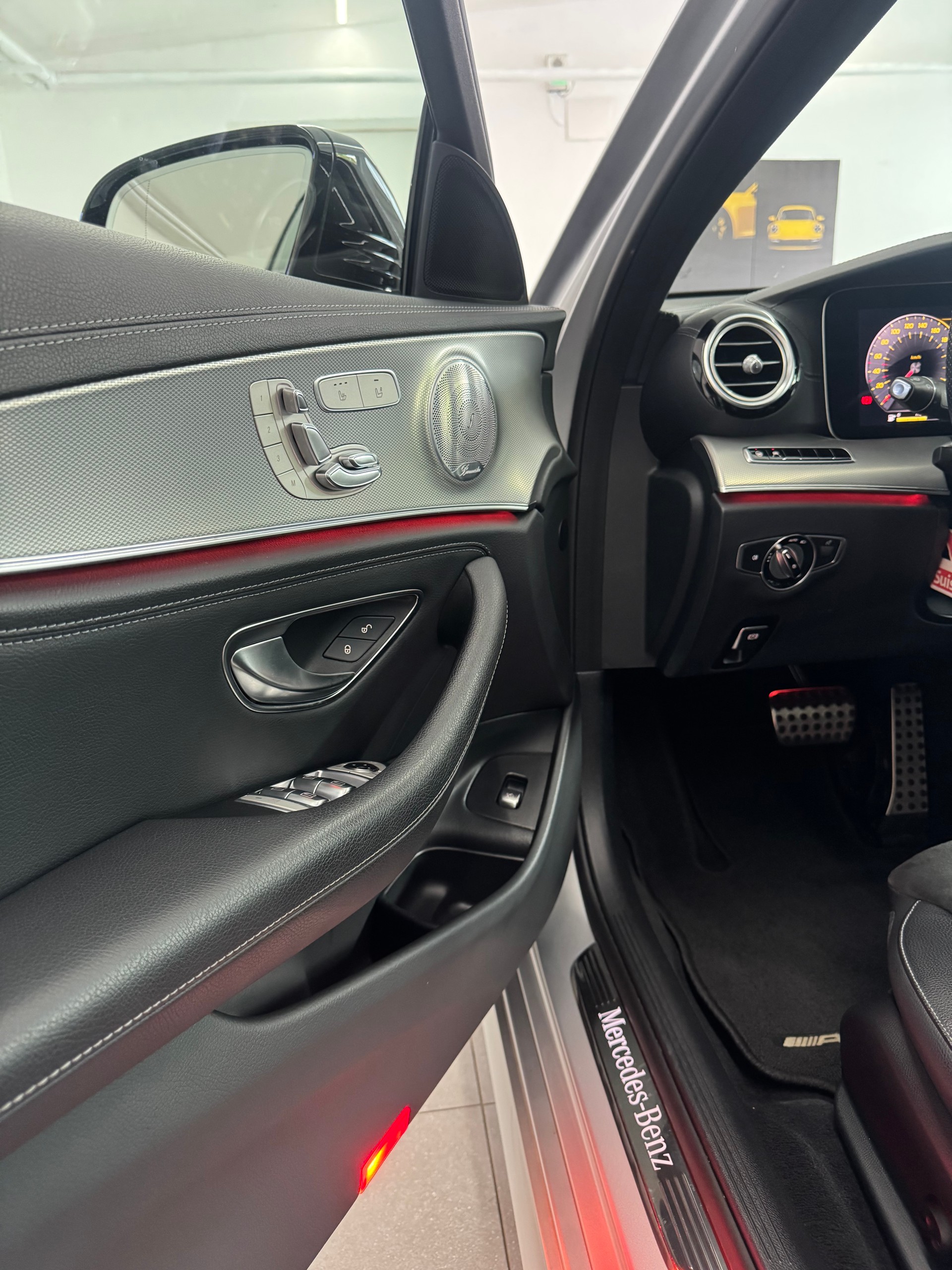 MERCEDES-BENZ E 220d Swiss Star AMG Line 4Matic 9G-Tronic*CH-Fahrzeug*Panoramadach*Frisch MFK*-image-8