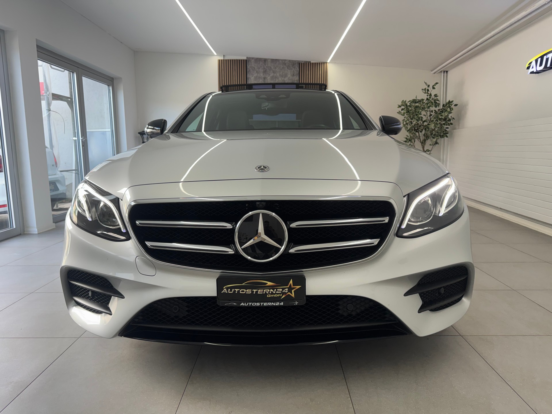 MERCEDES-BENZ E 220d Swiss Star AMG Line 4Matic 9G-Tronic*CH-Fahrzeug*Panoramadach*Frisch MFK*-image-2