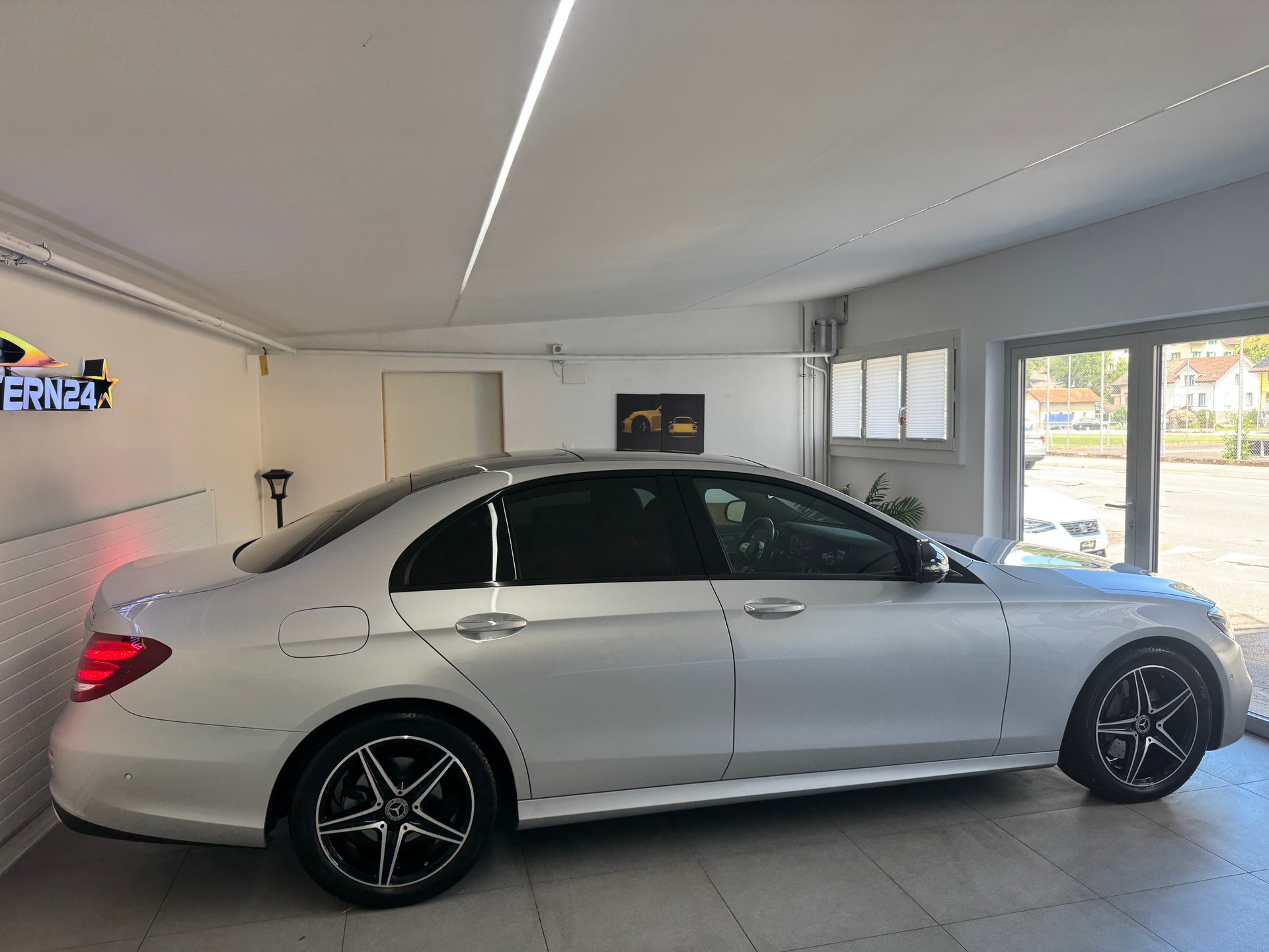 MERCEDES-BENZ E 220d Swiss Star AMG Line 4Matic 9G-Tronic*CH-Fahrzeug*Panoramadach*Frisch MFK*-image-7