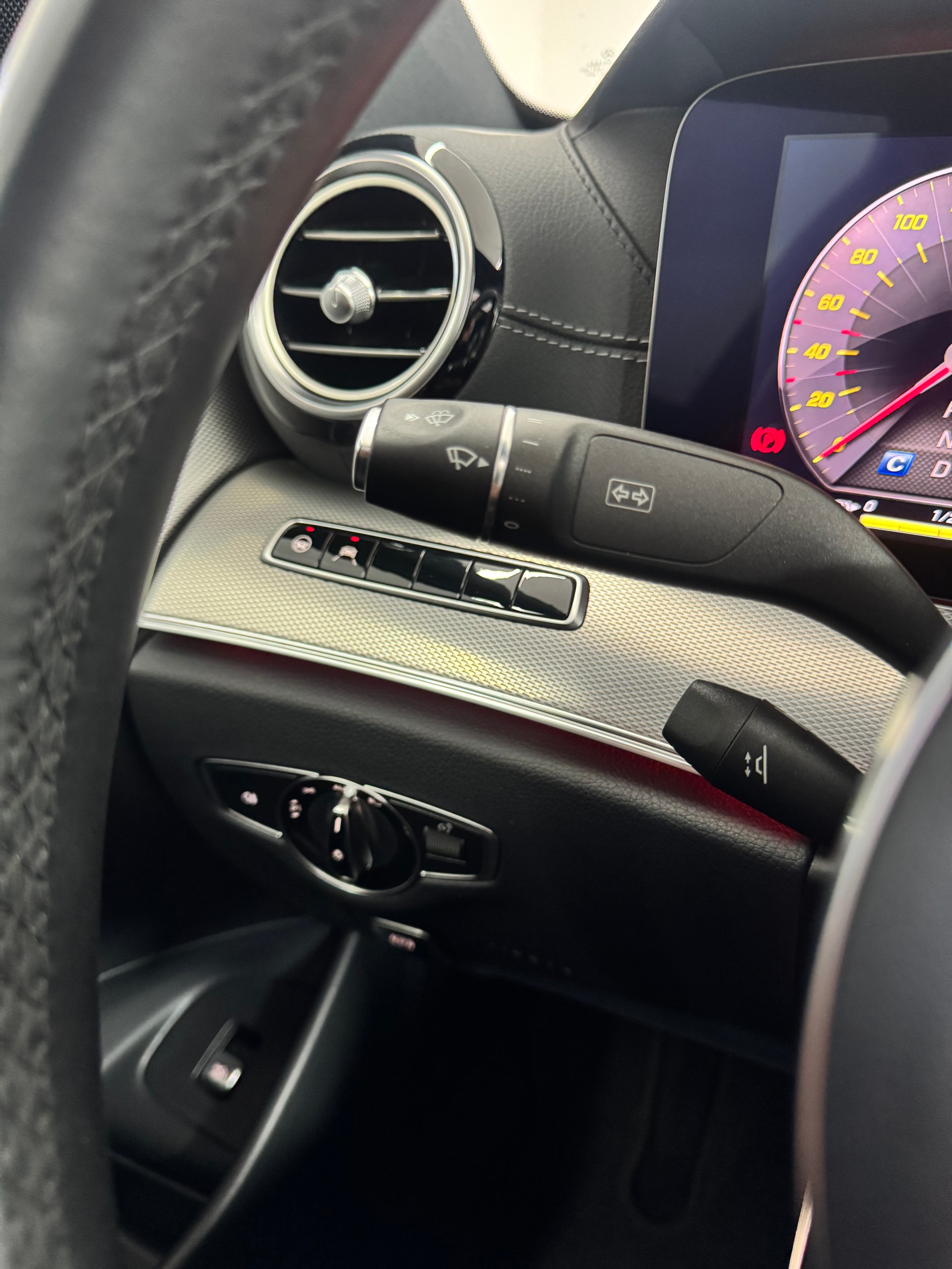 MERCEDES-BENZ E 220d Swiss Star AMG Line 4Matic 9G-Tronic*CH-Fahrzeug*Panoramadach*Frisch MFK*-image-25