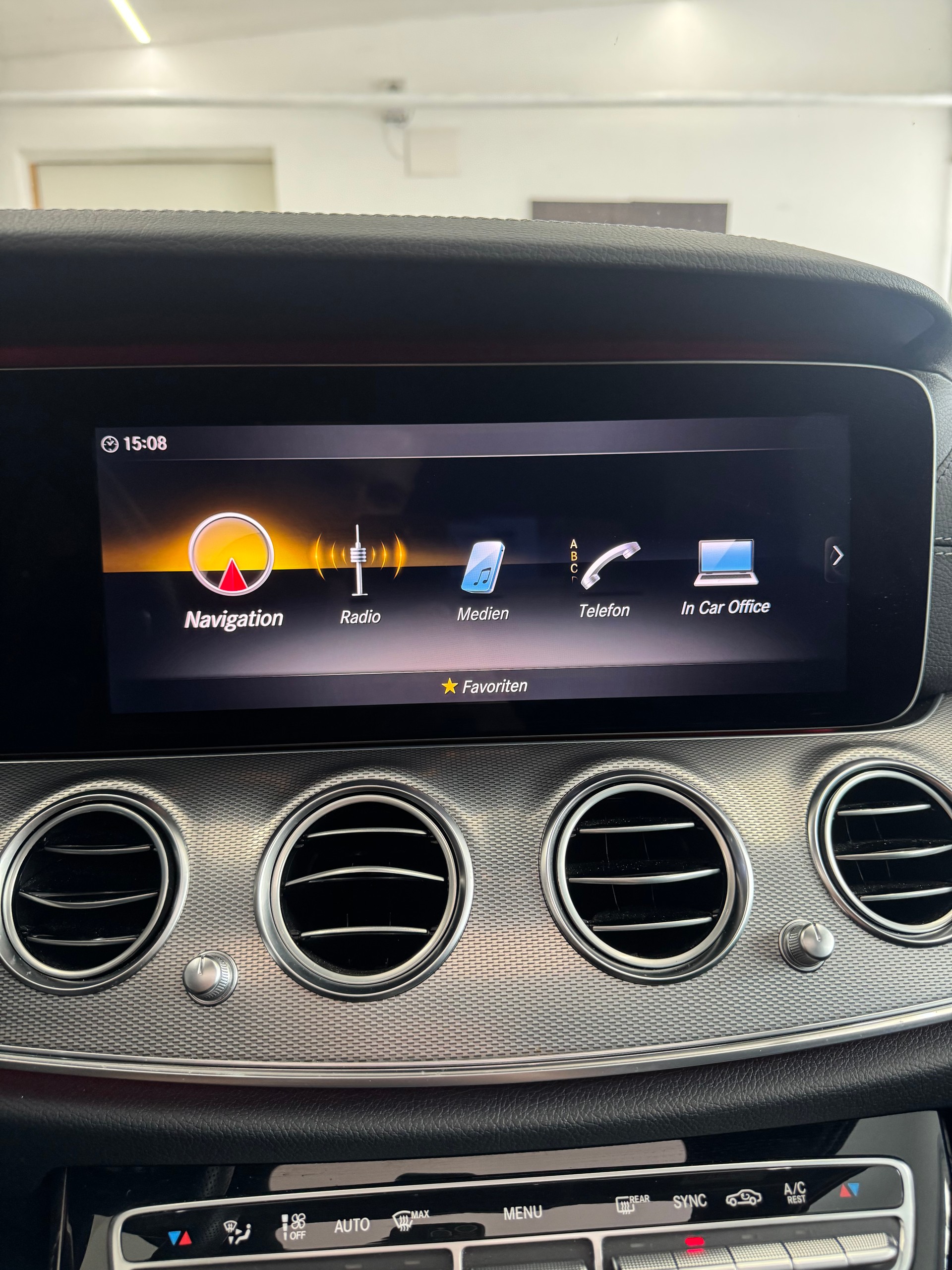 MERCEDES-BENZ E 220d Swiss Star AMG Line 4Matic 9G-Tronic*CH-Fahrzeug*Panoramadach*Frisch MFK*-image-24