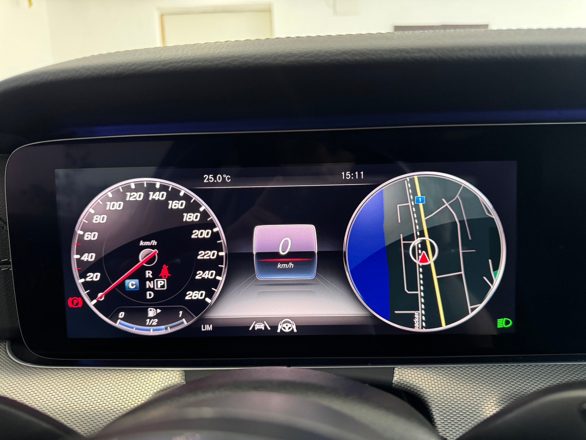 MERCEDES-BENZ E 220d Swiss Star AMG Line 4Matic 9G-Tronic*CH-Fahrzeug*Panoramadach*Frisch MFK*-image-21