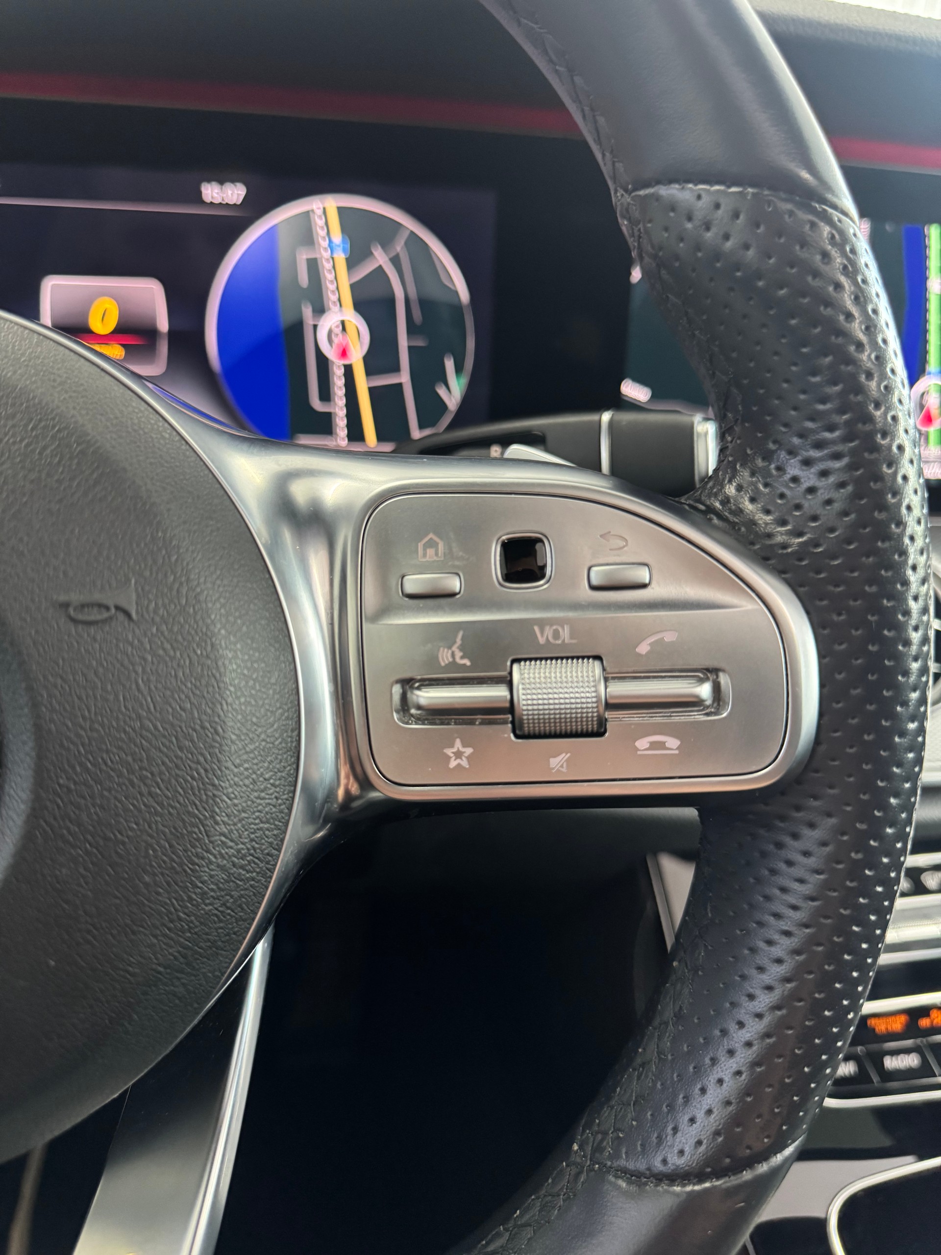 MERCEDES-BENZ E 220d Swiss Star AMG Line 4Matic 9G-Tronic*CH-Fahrzeug*Panoramadach*Frisch MFK*-image-15