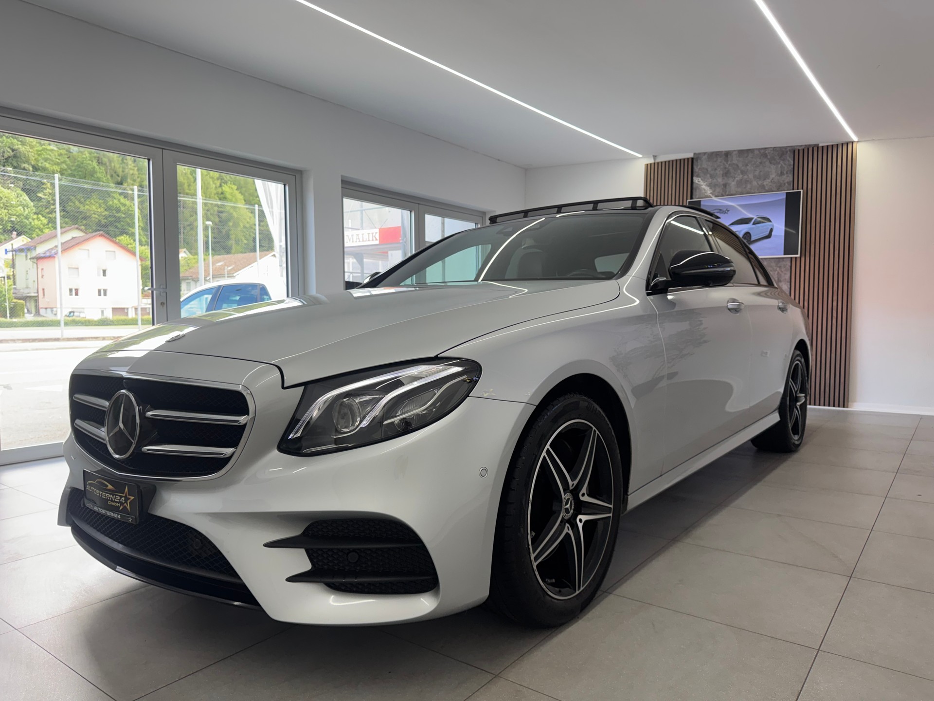MERCEDES-BENZ E 220d Swiss Star AMG Line 4Matic 9G-Tronic*CH-Fahrzeug*Panoramadach*Frisch MFK*-image-0