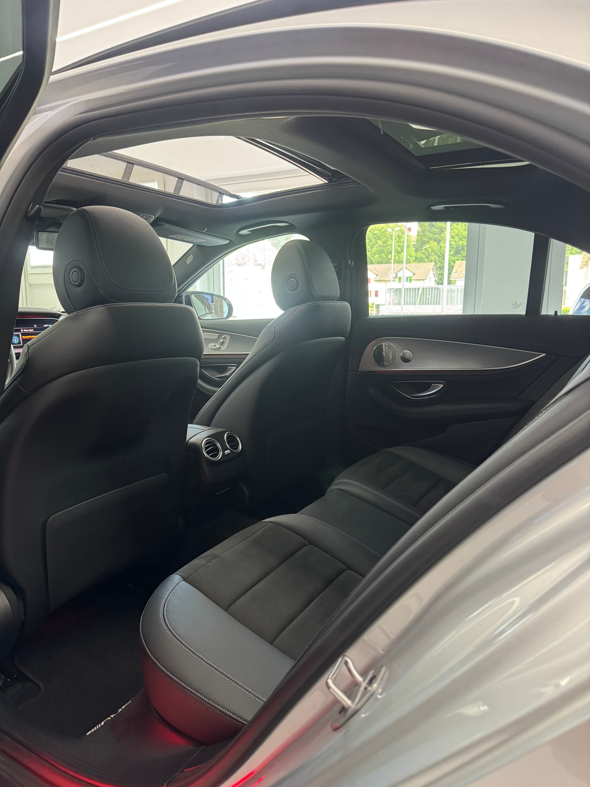 MERCEDES-BENZ E 220d Swiss Star AMG Line 4Matic 9G-Tronic*CH-Fahrzeug*Panoramadach*Frisch MFK*-image-11