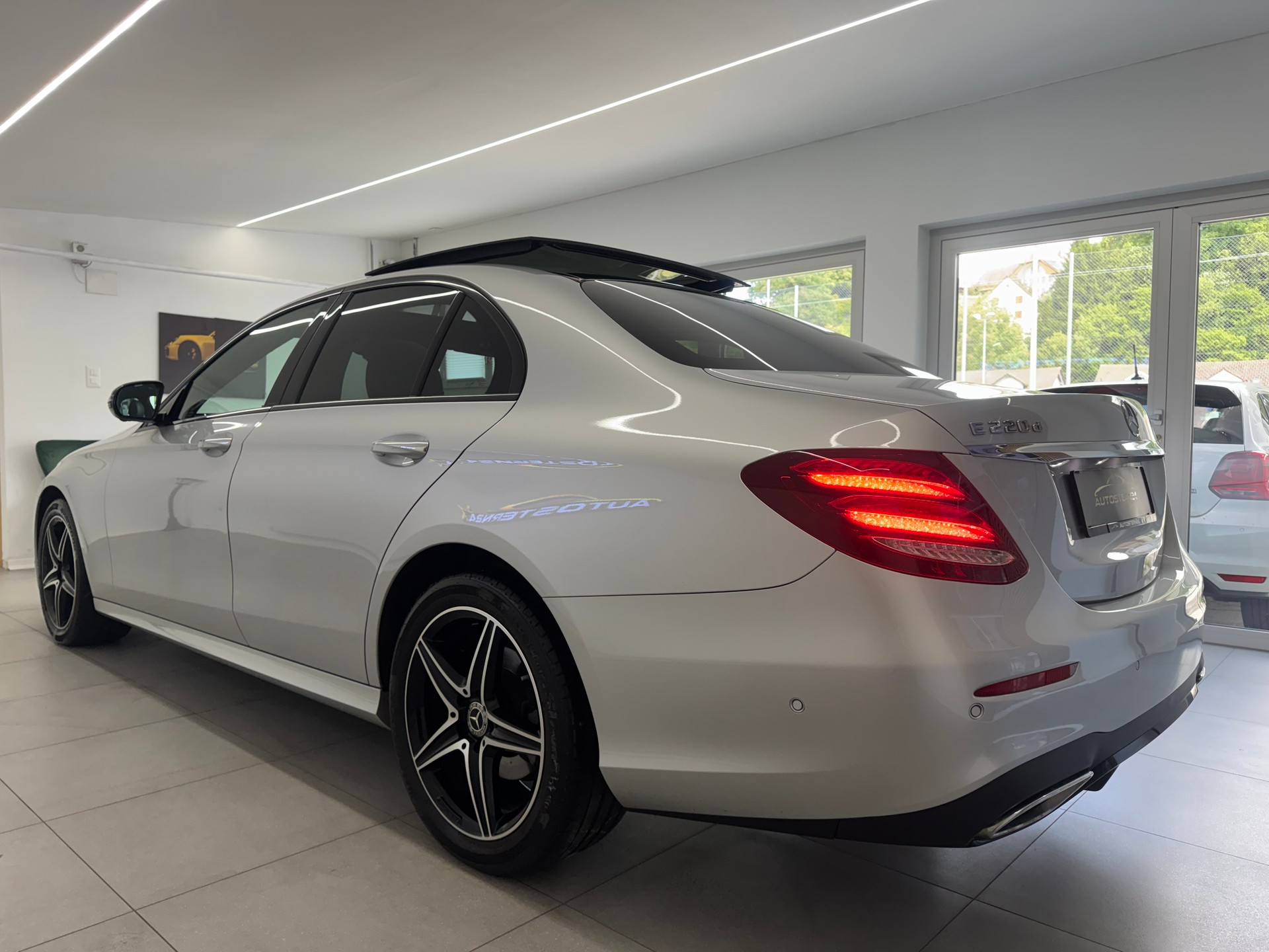 MERCEDES-BENZ E 220d Swiss Star AMG Line 4Matic 9G-Tronic*CH-Fahrzeug*Panoramadach*Frisch MFK*-image-5