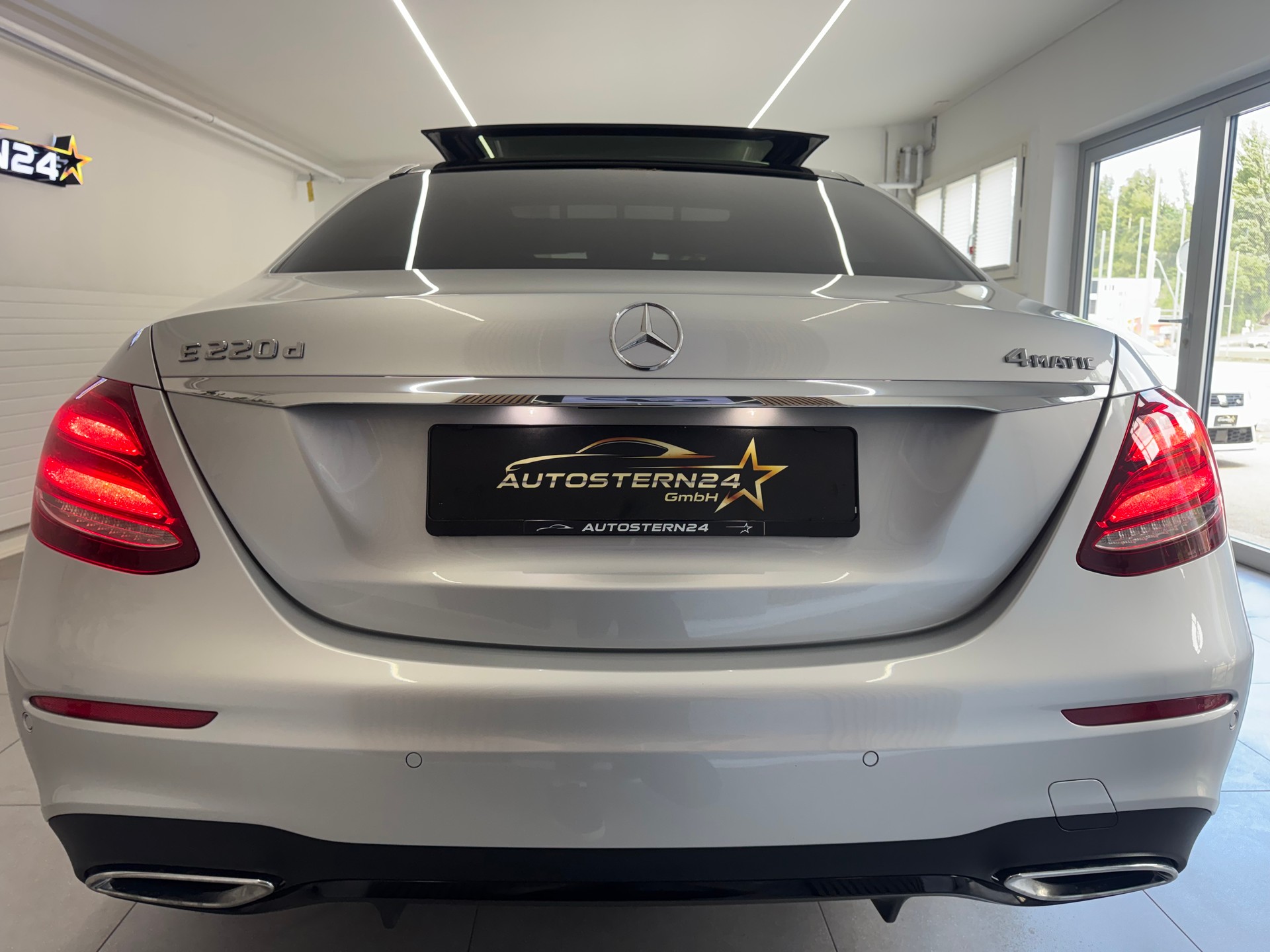MERCEDES-BENZ E 220d Swiss Star AMG Line 4Matic 9G-Tronic*CH-Fahrzeug*Panoramadach*Frisch MFK*-image-3