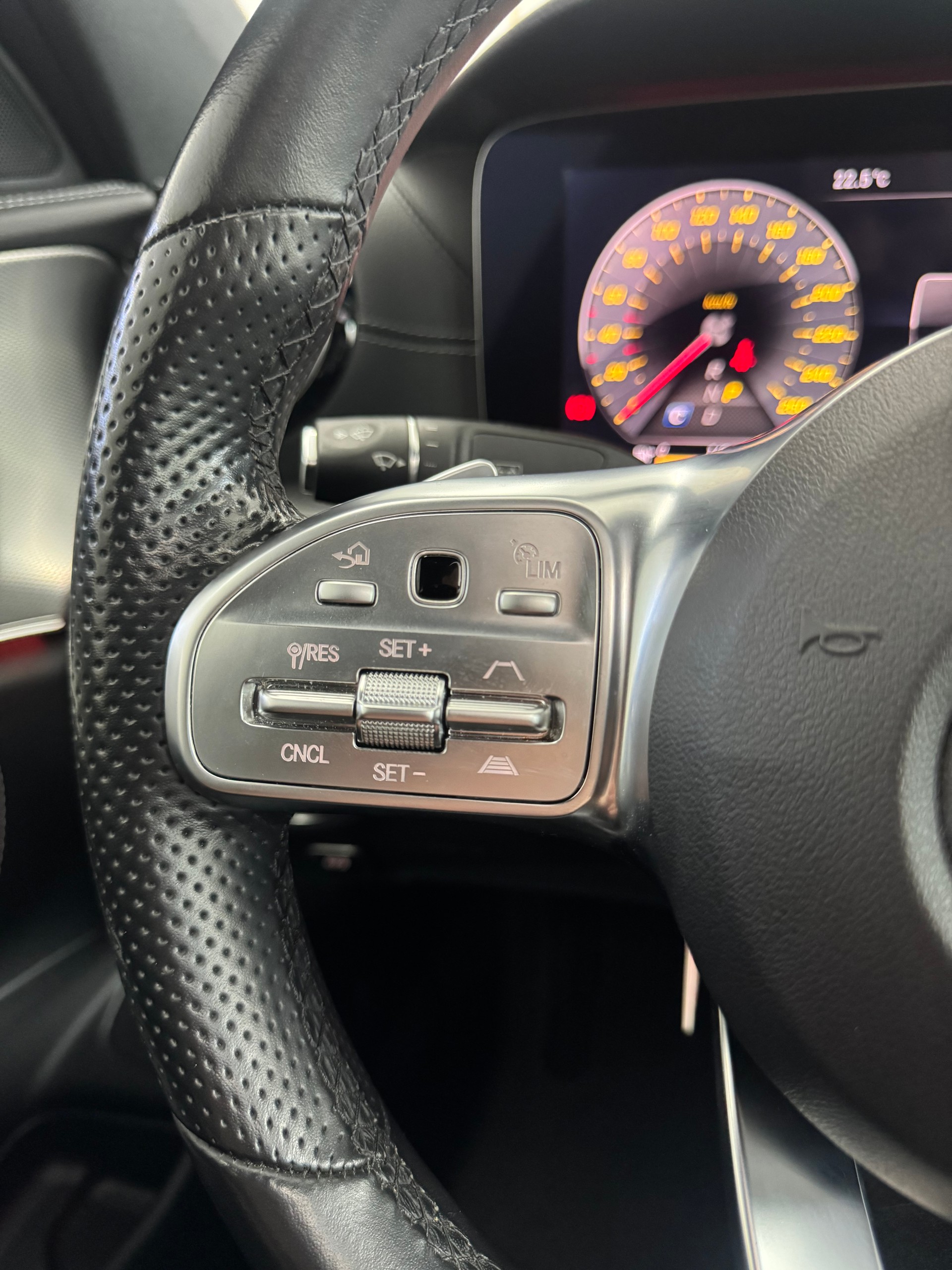 MERCEDES-BENZ E 220d Swiss Star AMG Line 4Matic 9G-Tronic*CH-Fahrzeug*Panoramadach*Frisch MFK*-image-16