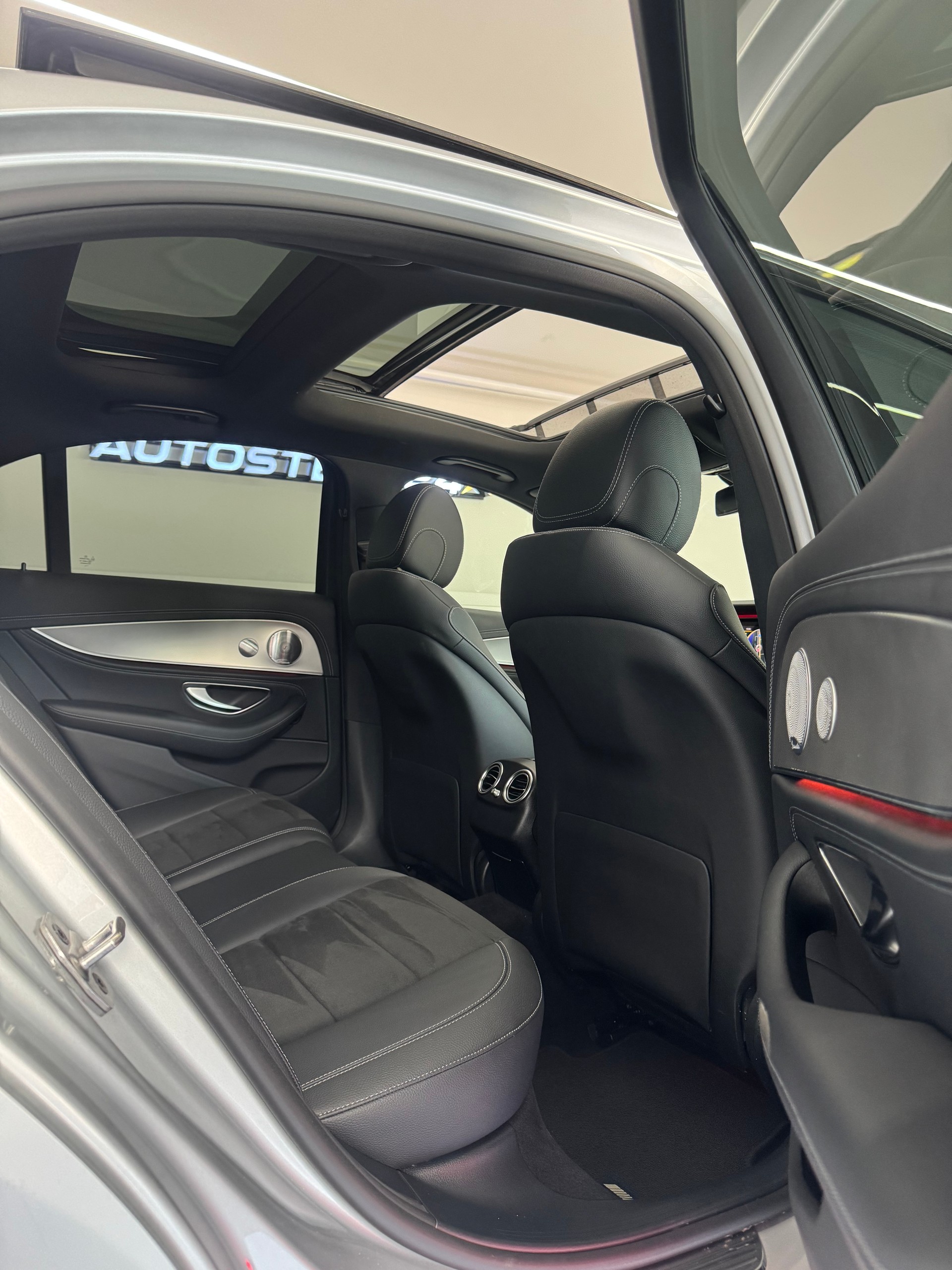 MERCEDES-BENZ E 220d Swiss Star AMG Line 4Matic 9G-Tronic*CH-Fahrzeug*Panoramadach*Frisch MFK*-image-12