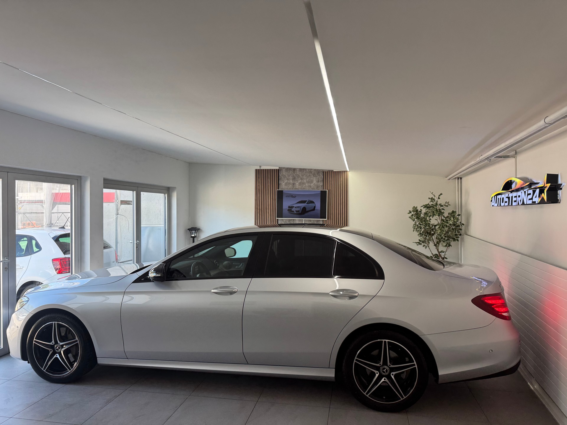 MERCEDES-BENZ E 220d Swiss Star AMG Line 4Matic 9G-Tronic*CH-Fahrzeug*Panoramadach*Frisch MFK*-image-6