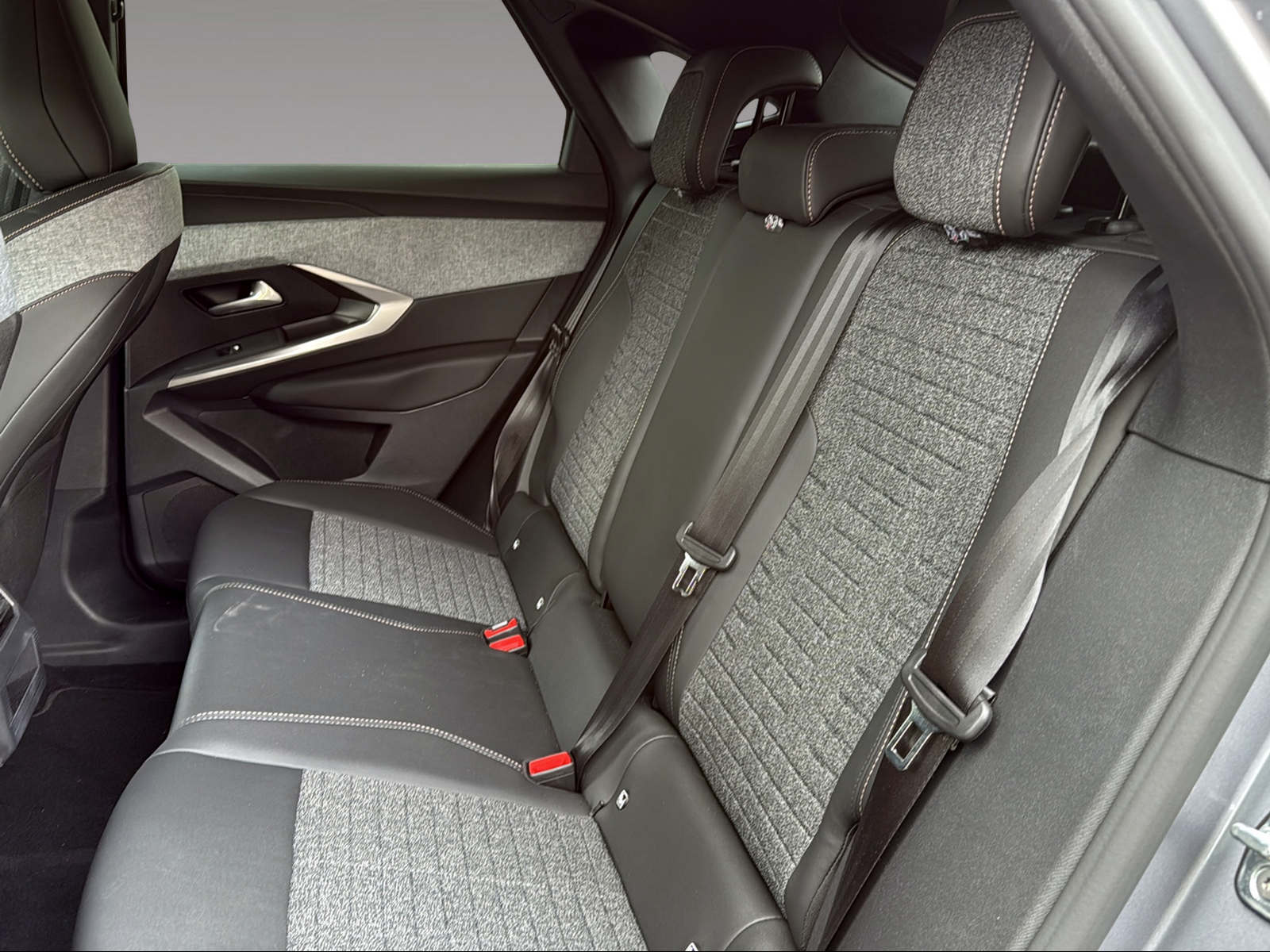PEUGEOT 3008 1.2 Hybrid Allure 145 PS-image-9