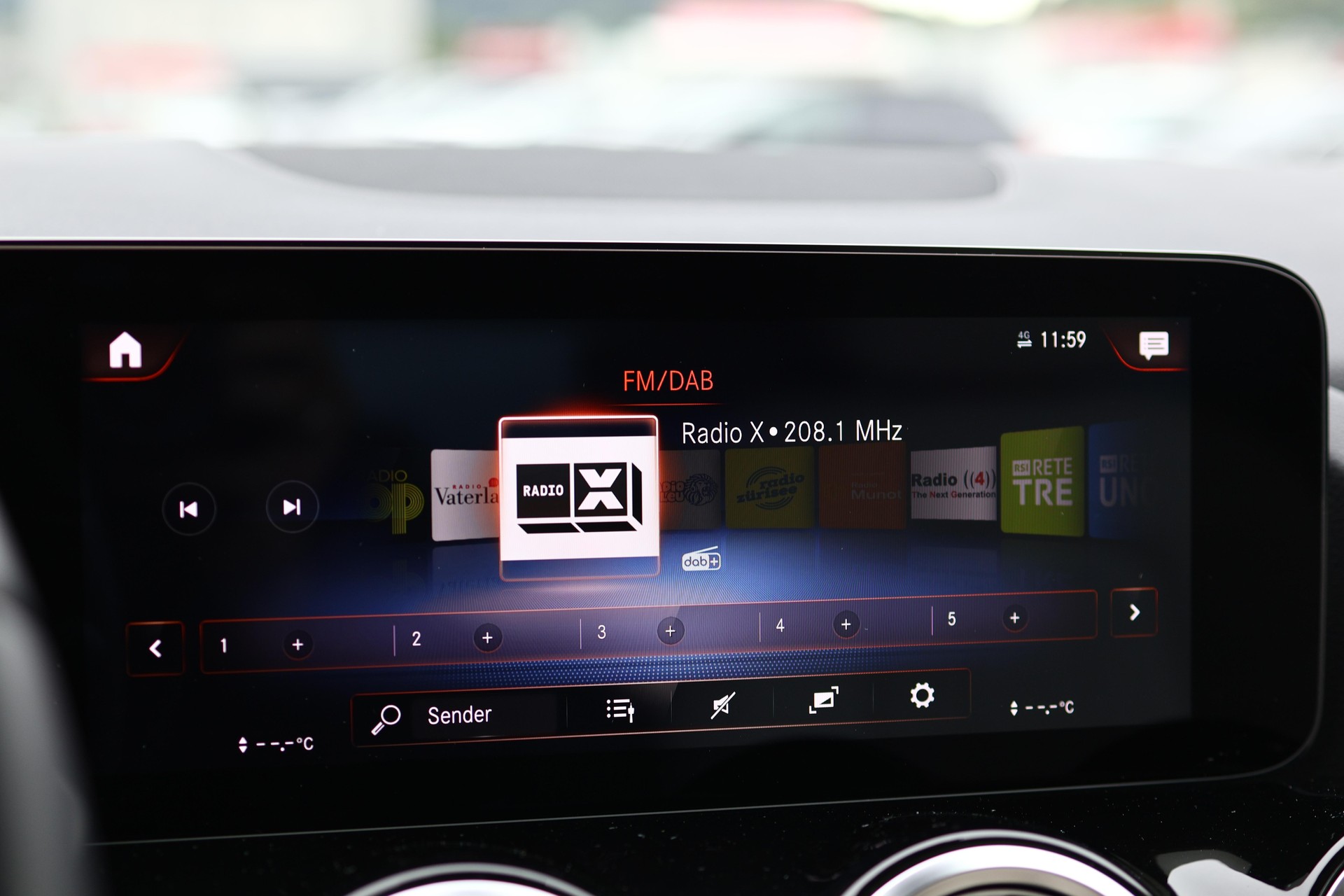 MERCEDES-BENZ EQA 250-image-27