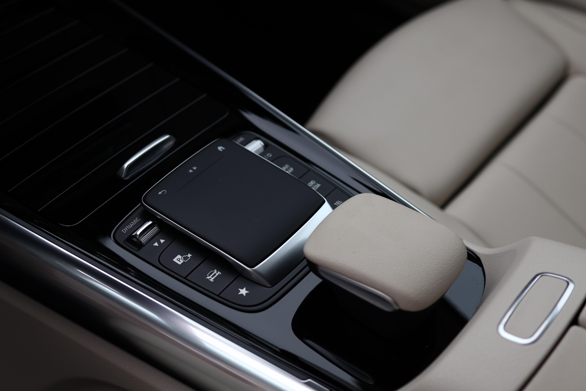 MERCEDES-BENZ EQA 250-image-24