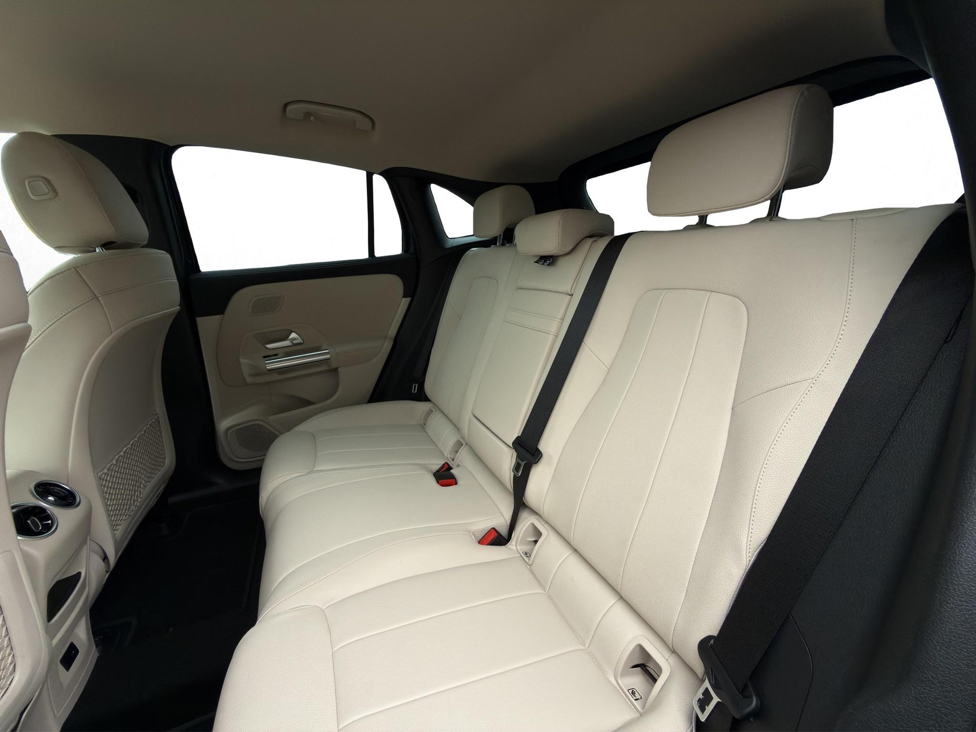 MERCEDES-BENZ EQA 250-image-28