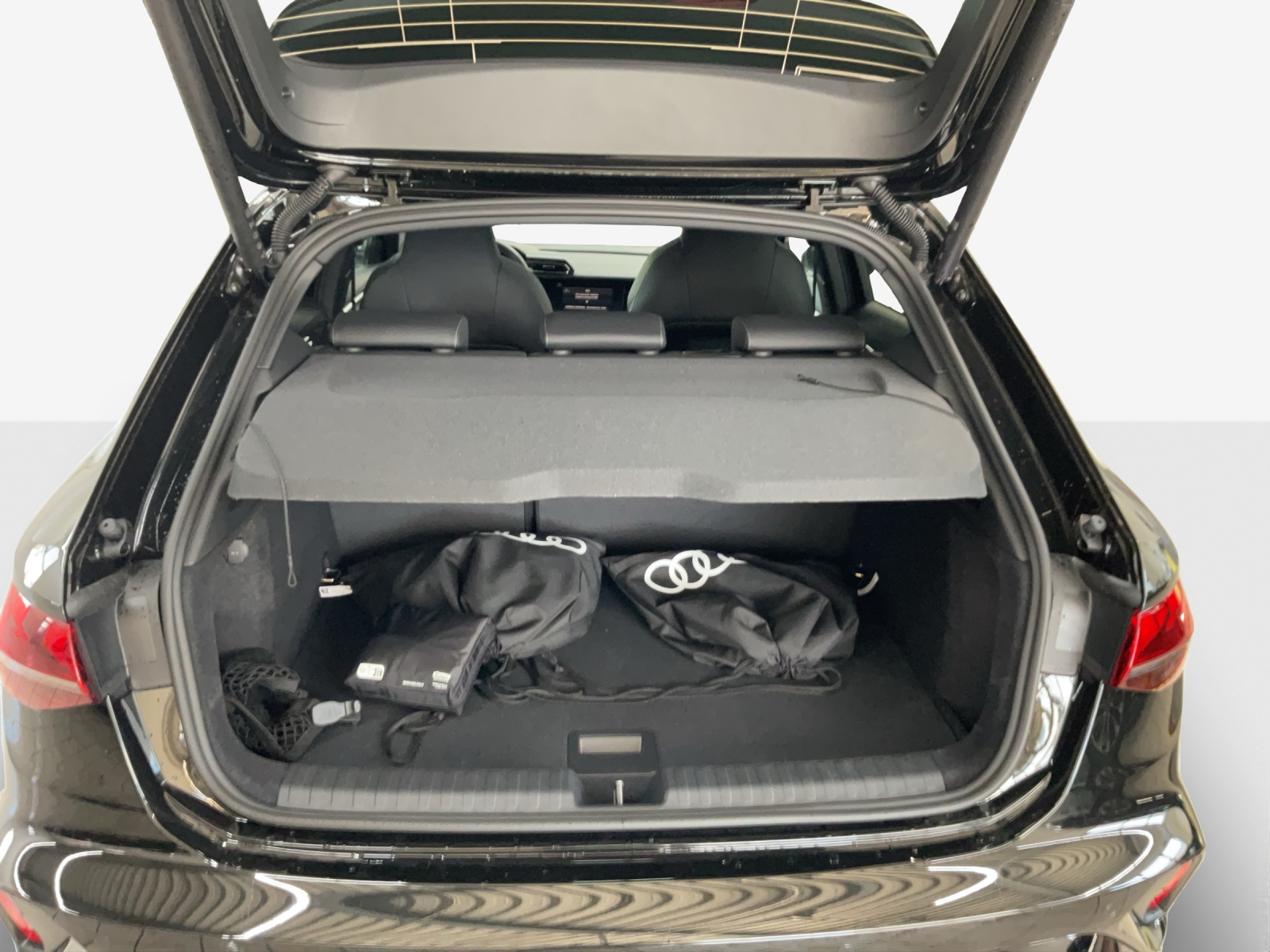 AUDI A3 Sportback TFSI e 200 kW S line Attraction S tronic-image-12