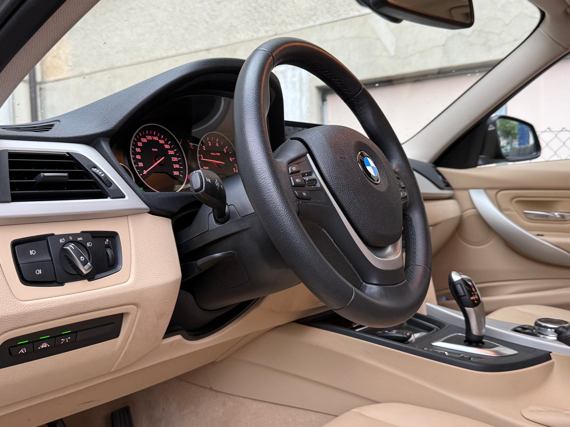 BMW 320i xDrive Sport Line Steptronic-image-11