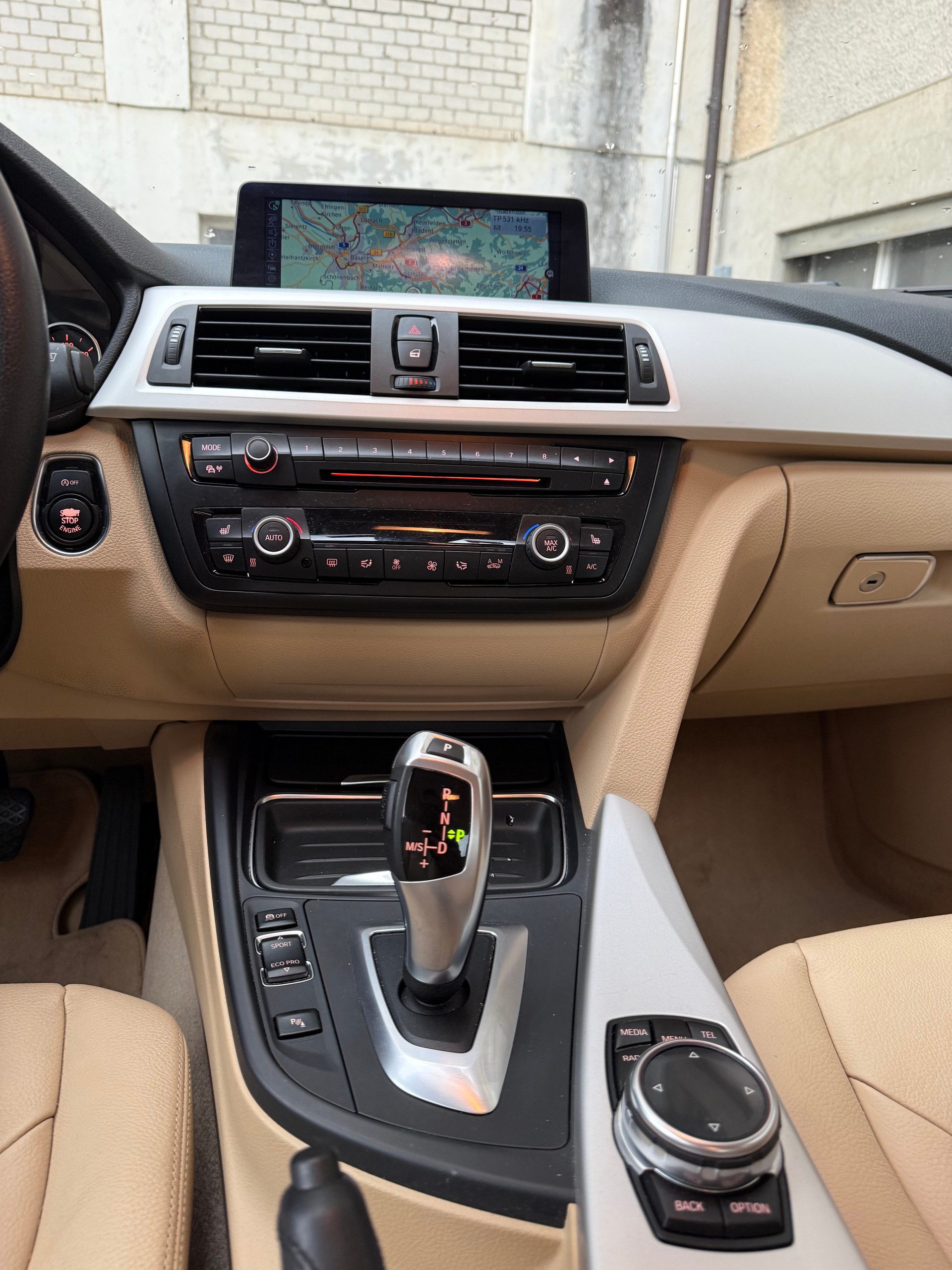 BMW 320i xDrive Sport Line Steptronic-image-9