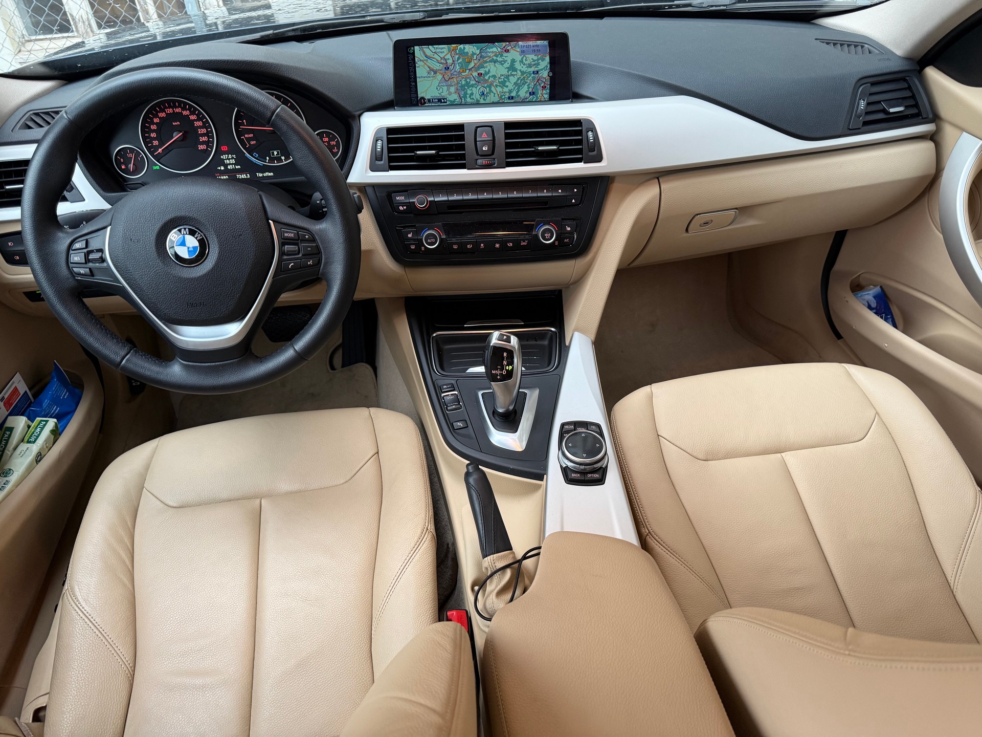 BMW 320i xDrive Sport Line Steptronic-image-14