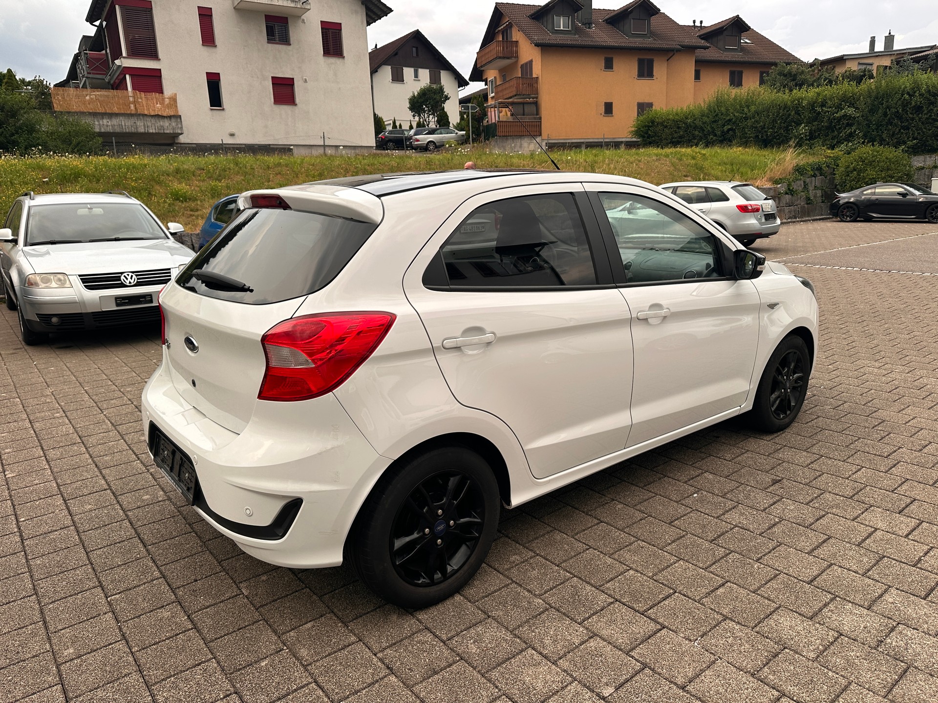 FORD KA+ 1.2 Ti-VCT Black Edition-image-2