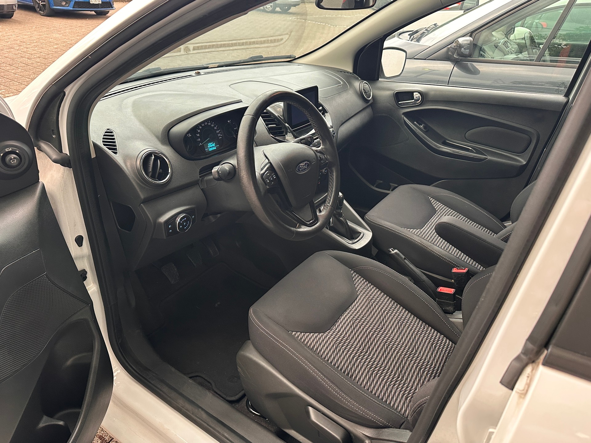 FORD KA+ 1.2 Ti-VCT Black Edition-image-4