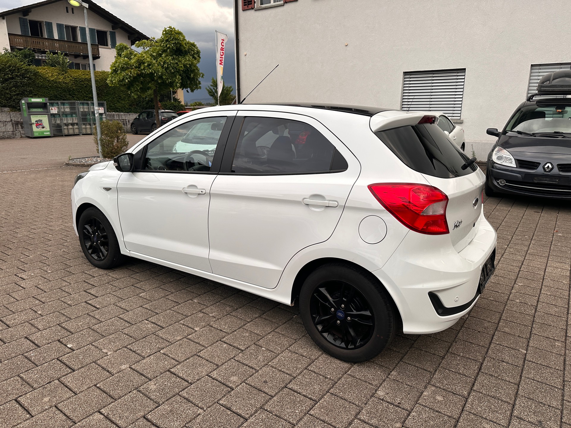 FORD KA+ 1.2 Ti-VCT Black Edition-image-1