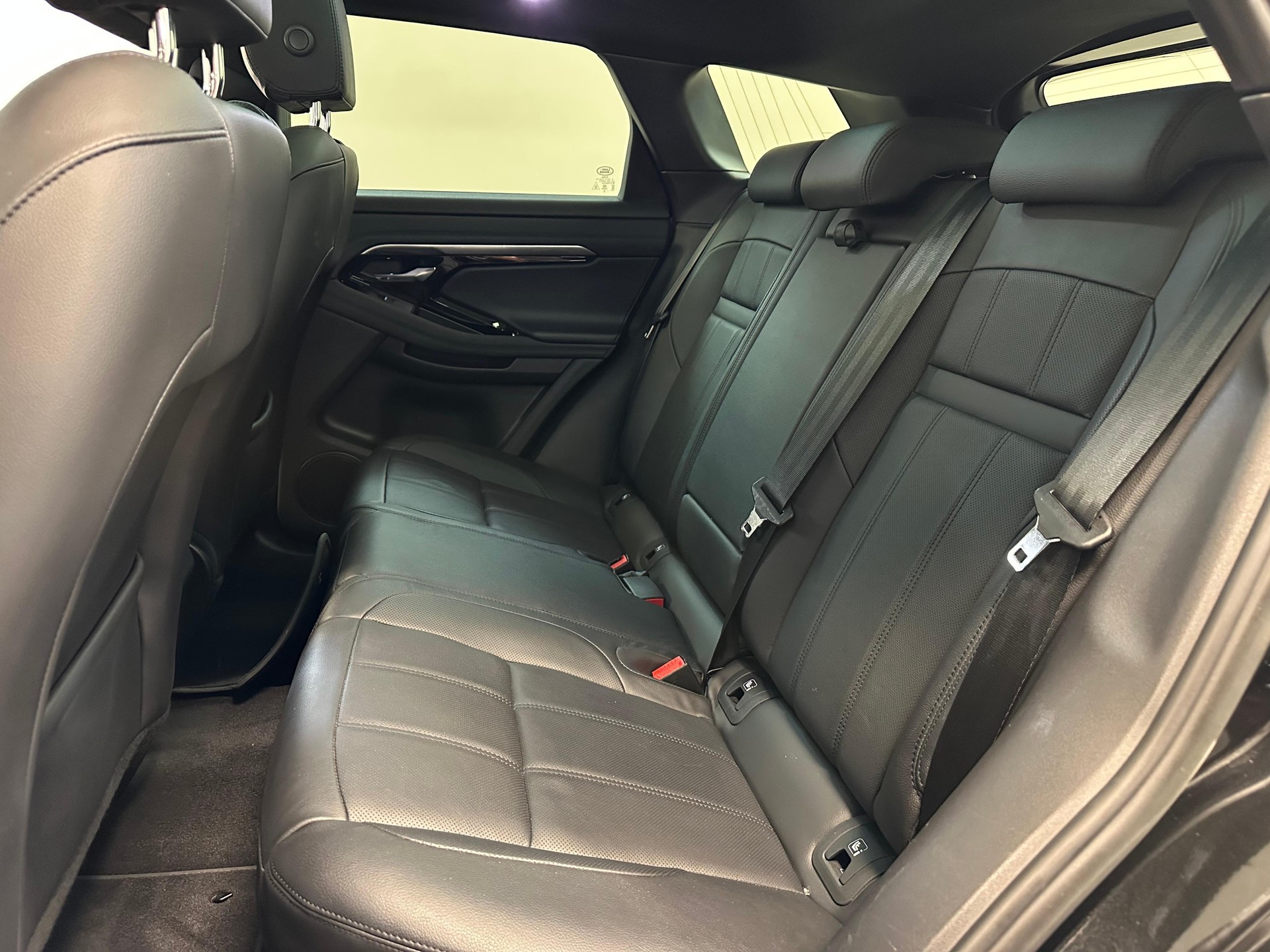 LAND ROVER Range Rover Evoque 1.5 T 300e R-Dynamic SE-image-9