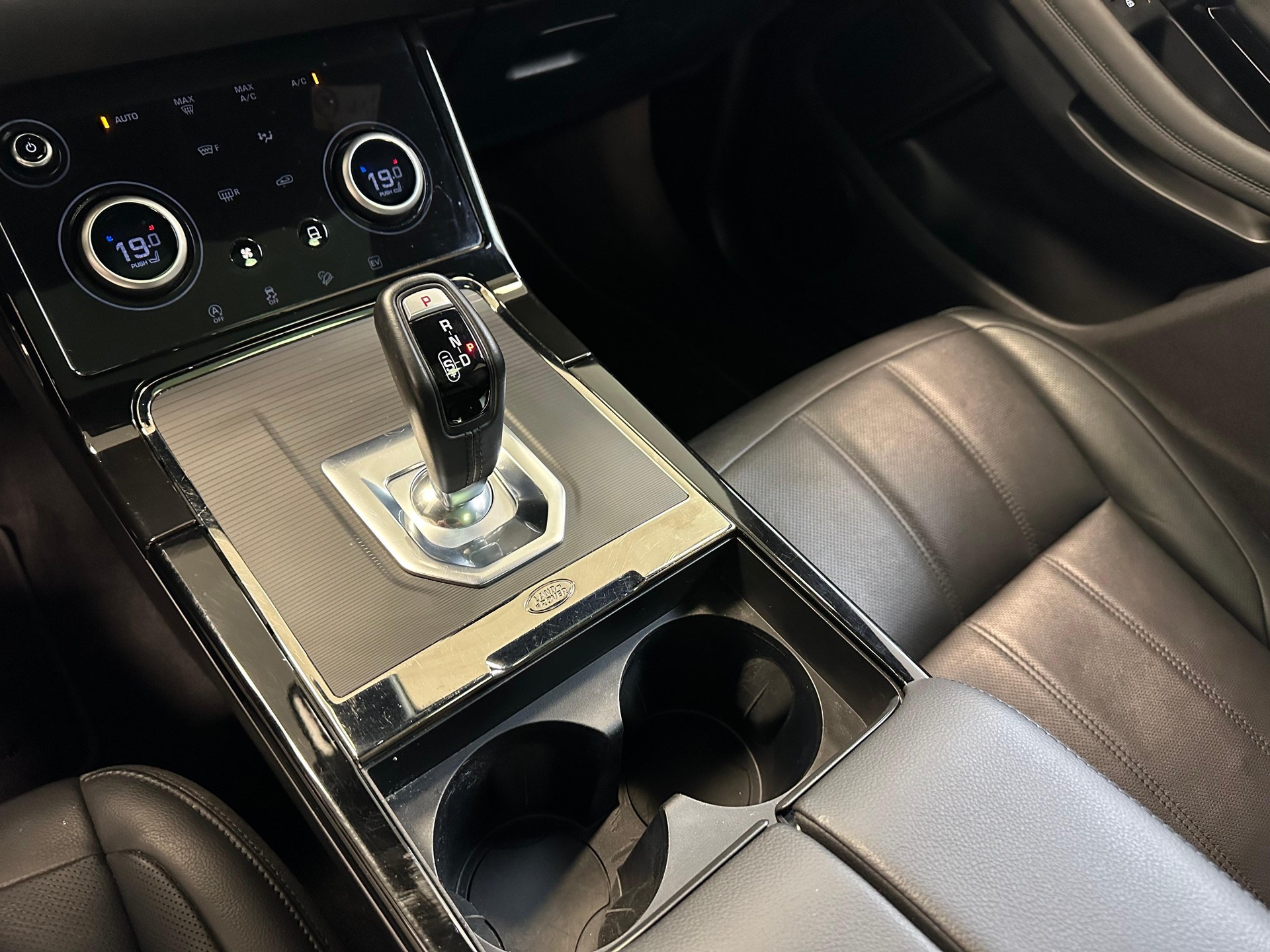 LAND ROVER Range Rover Evoque 1.5 T 300e R-Dynamic SE-image-8