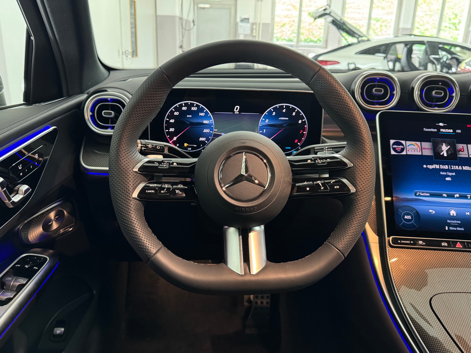 MERCEDES-BENZ GLC 300 4Matic 9G-Tronic-image-10