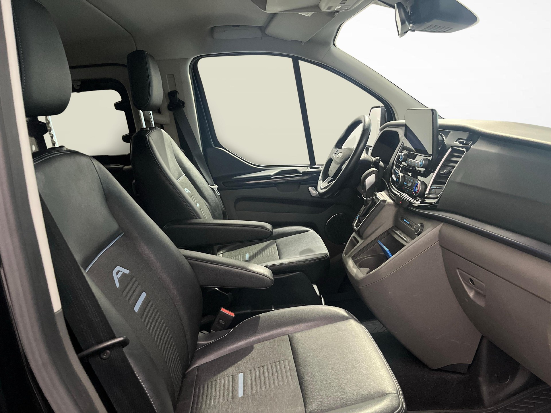 FORD Tourneo C Bus 320 L1 2.0 TDCi 185 Active-image-9