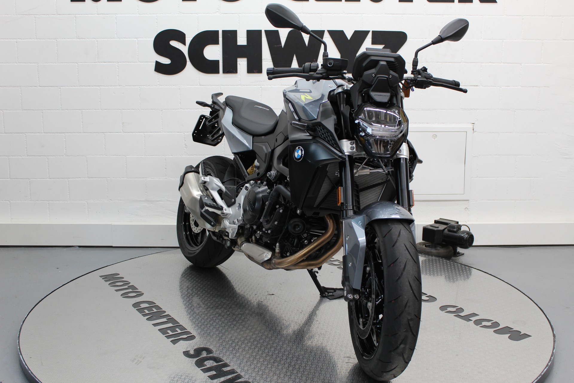 BMW F 900 R-showroom-element-1