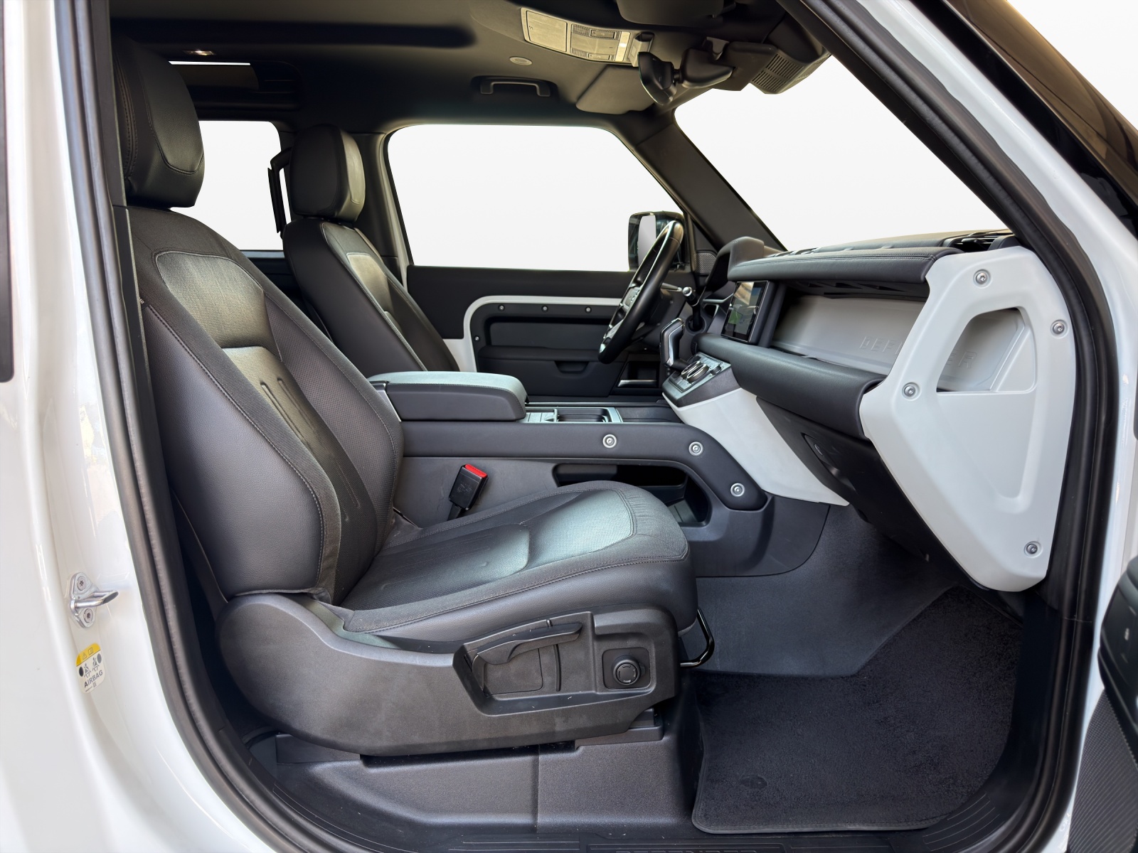 LAND ROVER Defender 90 3.0D I6 200 S AT8-image-13