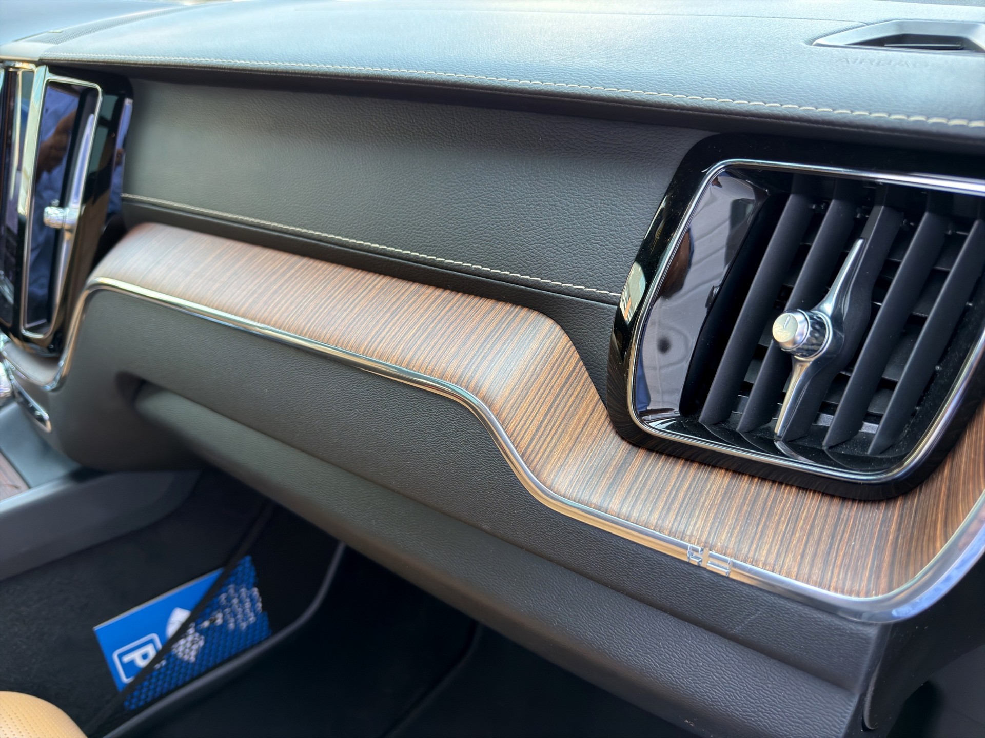 VOLVO XC60 B4 Diesel Mild Hybrid AWD Inscription Geartronic-image-21