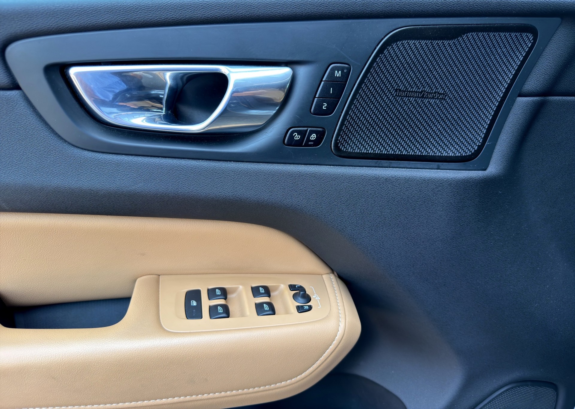 VOLVO XC60 B4 Diesel Mild Hybrid AWD Inscription Geartronic-image-24