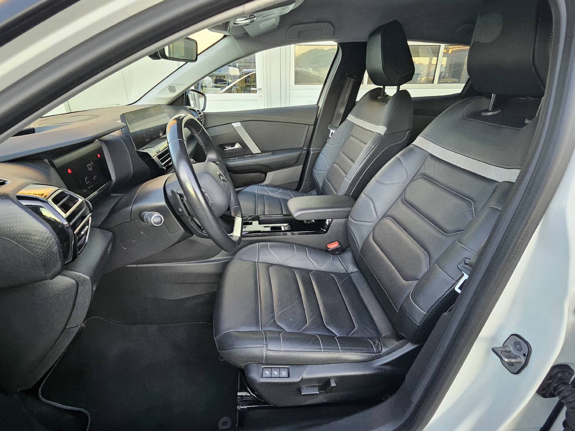 CITROEN C4 1.2 PureTech Shine * Absolute Top Ausstattung *-image-13