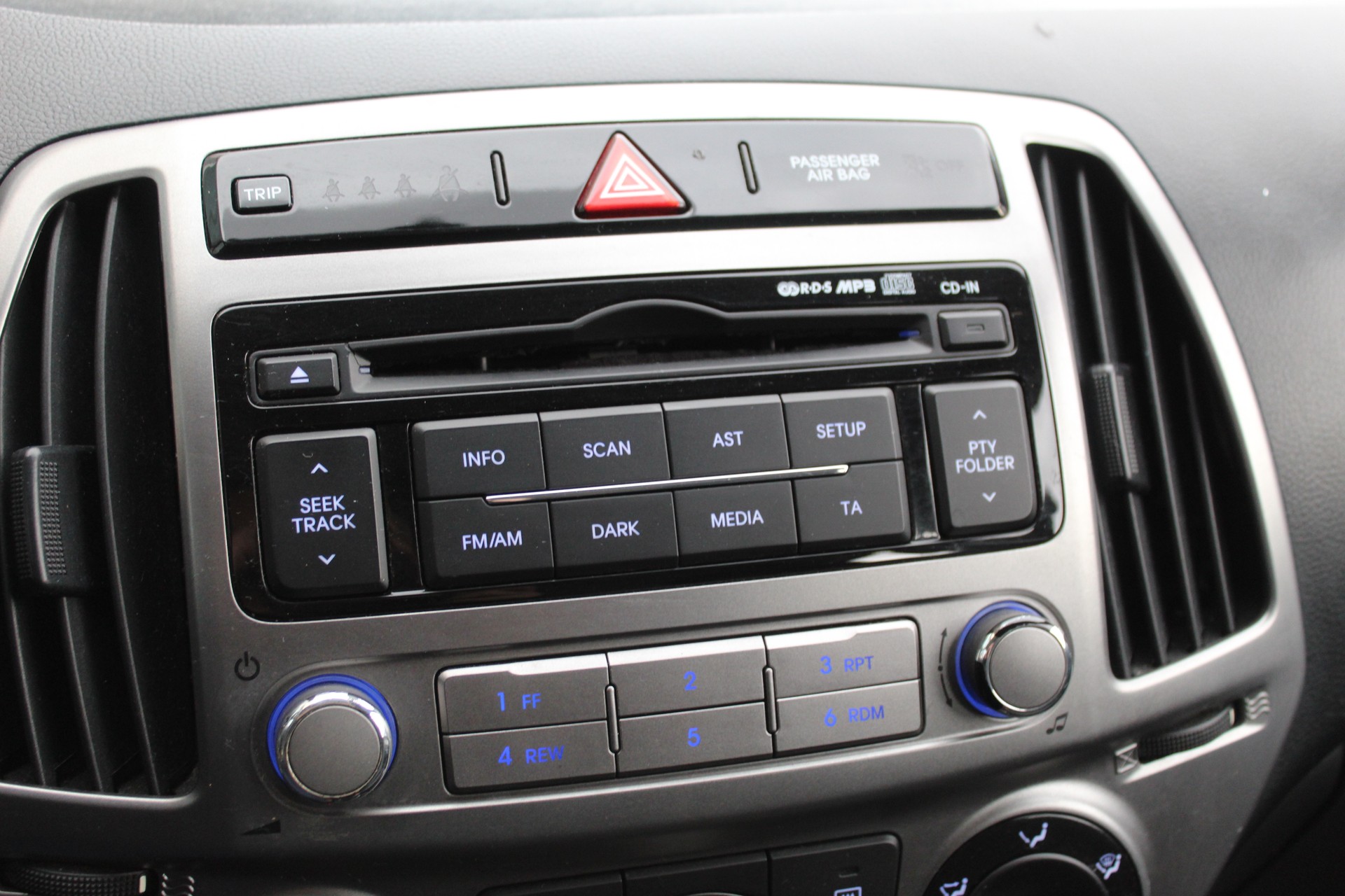 HYUNDAI i20 1.2 Comfort-image-12
