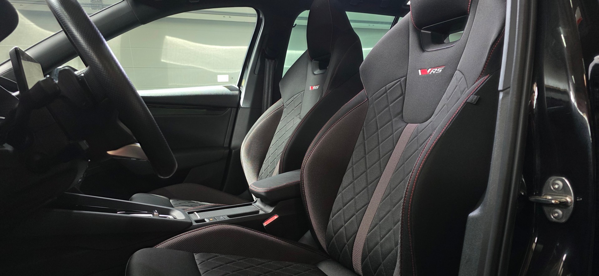 SKODA Octavia Combi 2.0 TSI DSG RS *Panoramadach* Sitzheizung* Spurhalteassistent& Abstandsregler*-image-9