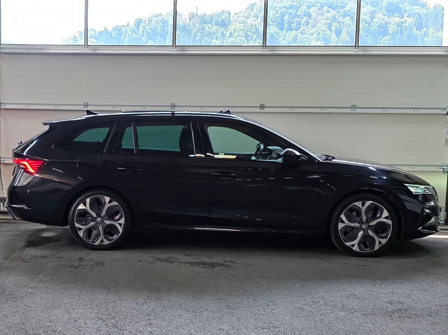 SKODA Octavia Combi 2.0 TSI DSG RS *Panoramadach* Sitzheizung* Spurhalteassistent& Abstandsregler*-image-5