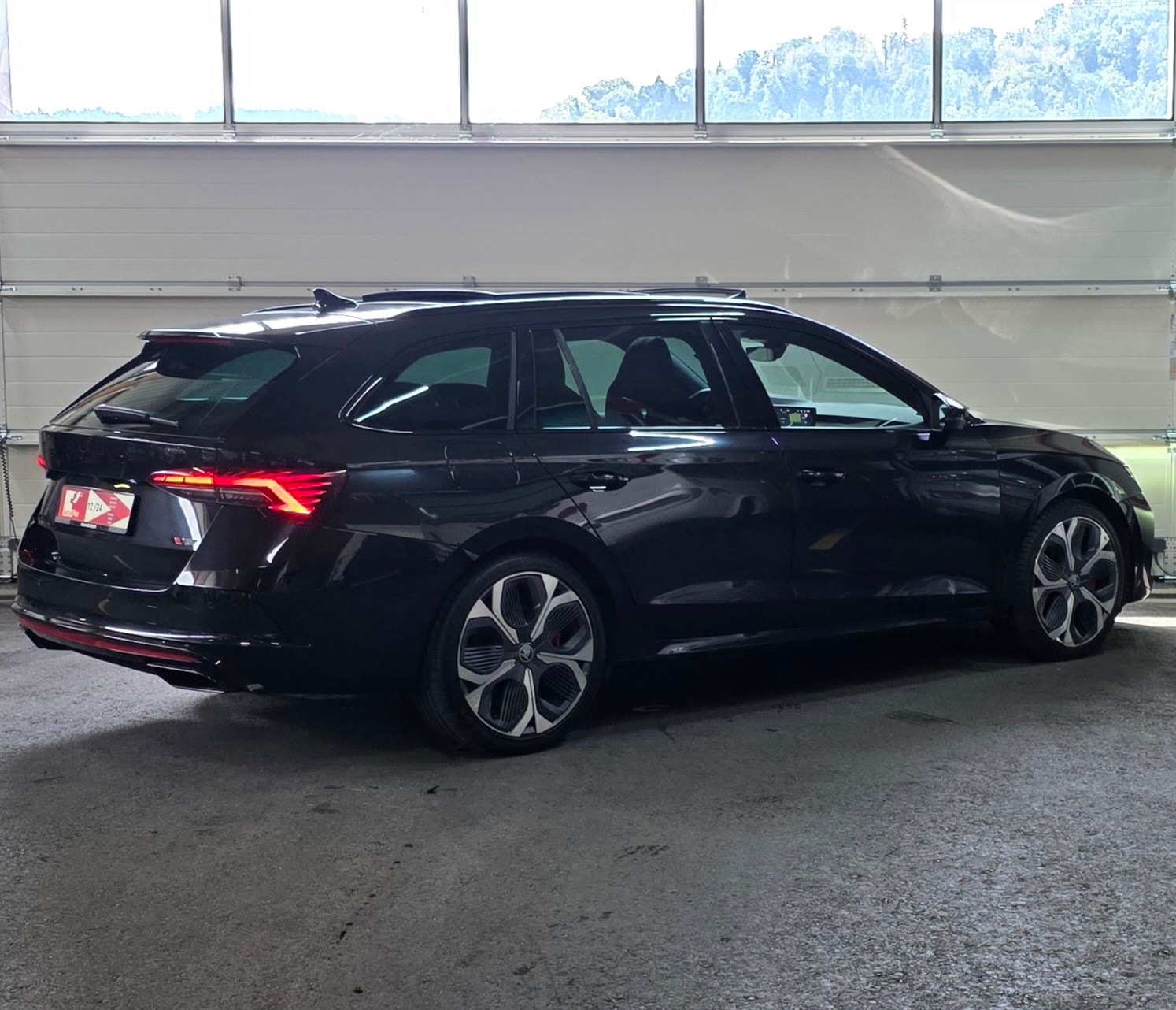 SKODA Octavia Combi 2.0 TSI DSG RS *Panoramadach* Sitzheizung* Spurhalteassistent& Abstandsregler*-image-4