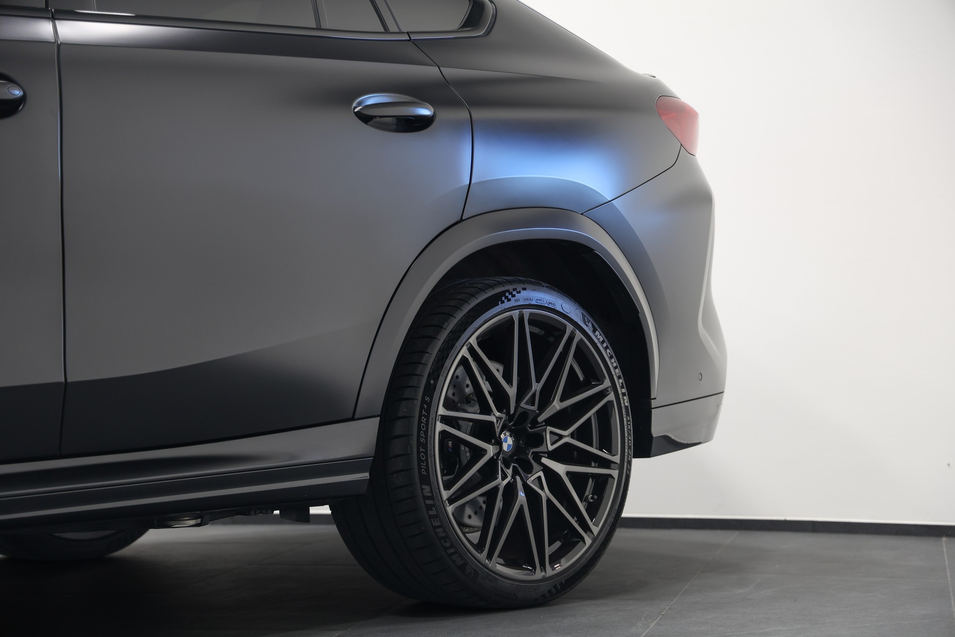 BMW X6M Steptronic M Competition *Individual Frozen Black*BMW Werksgarantie bis 09.2027*AHK*Bowers*Carbon*-image-9