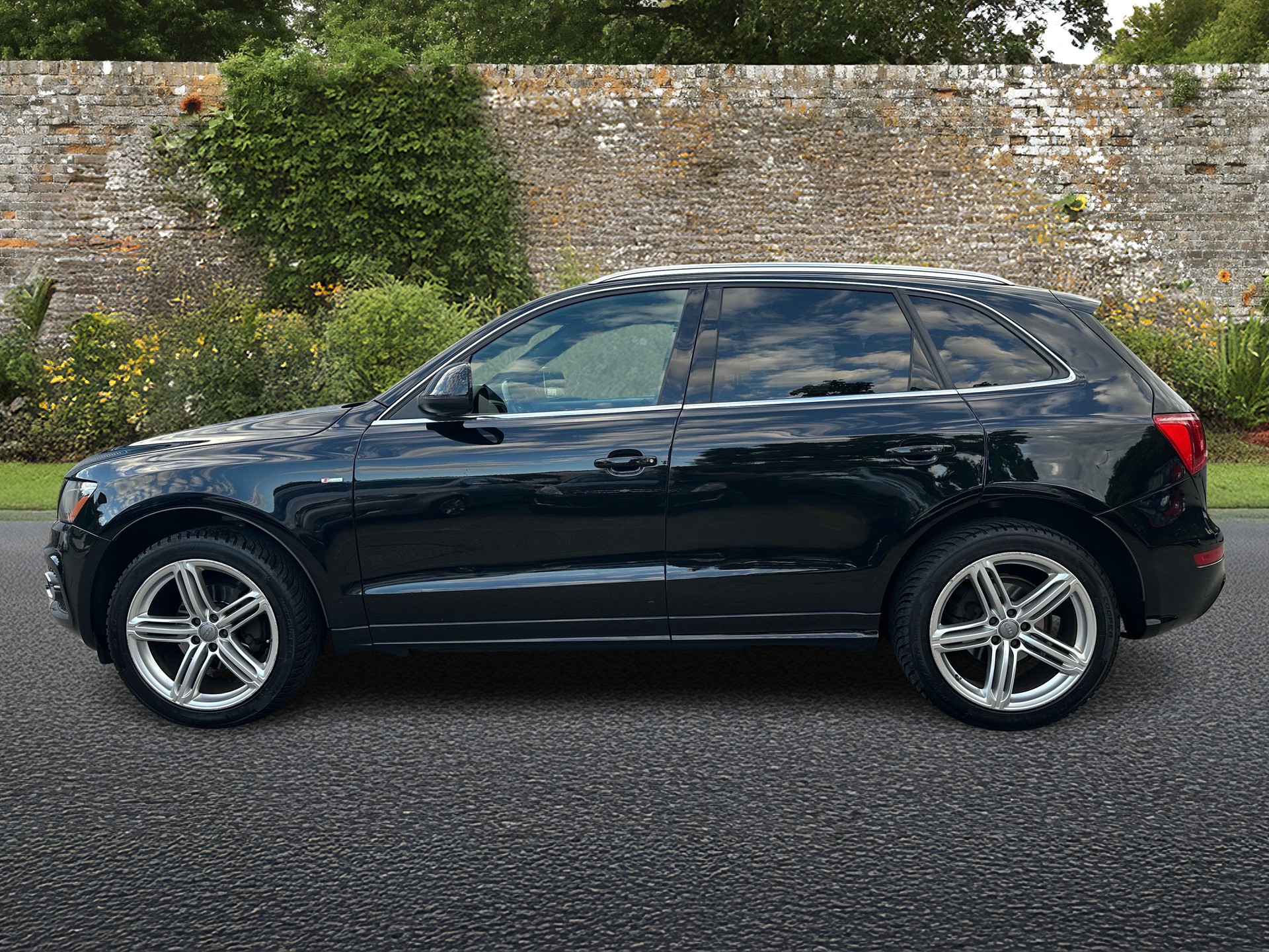 AUDI Q5 3.2 FSI quattro S-tronic-image-1