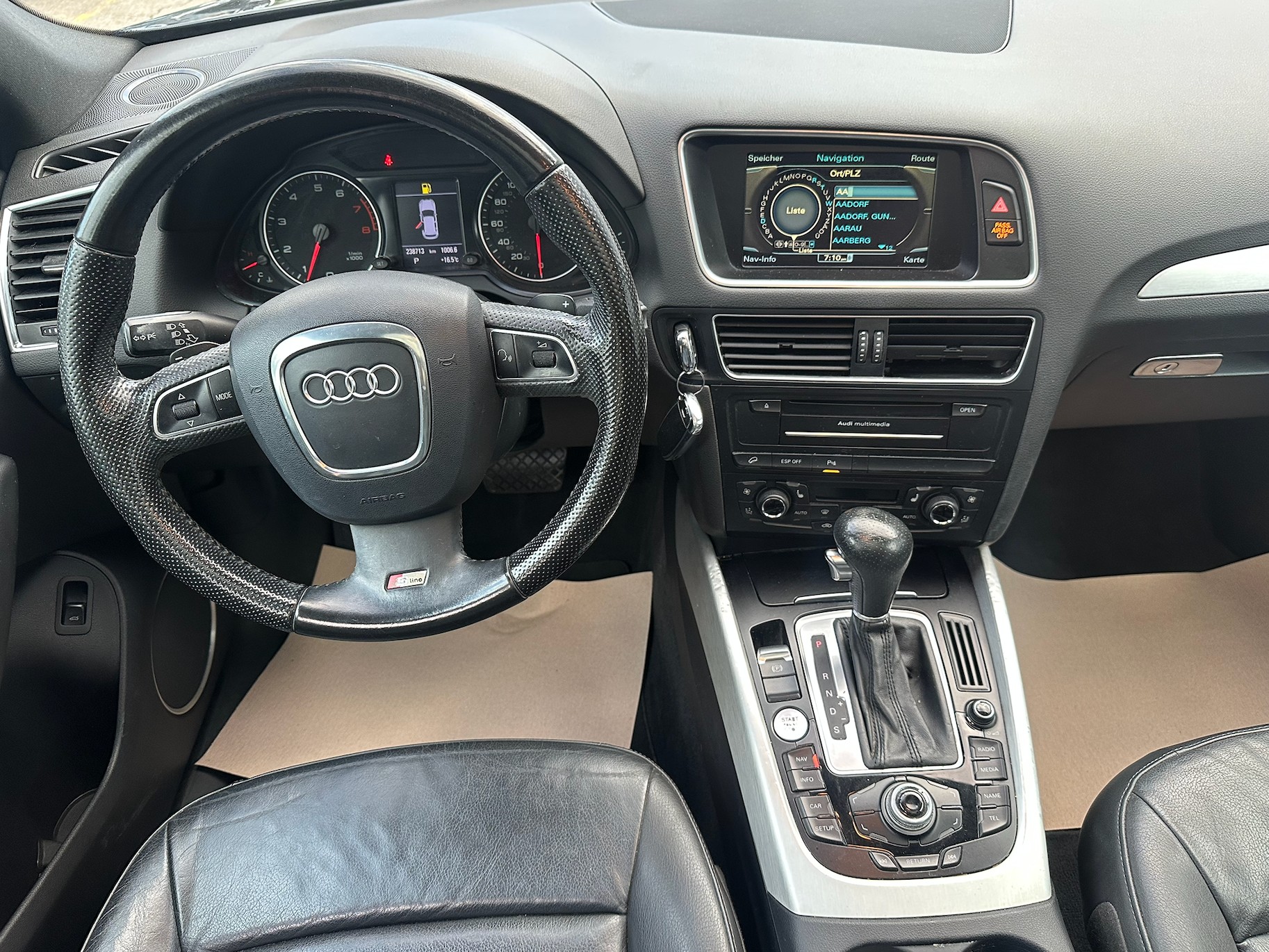 AUDI Q5 3.2 FSI quattro S-tronic-image-8