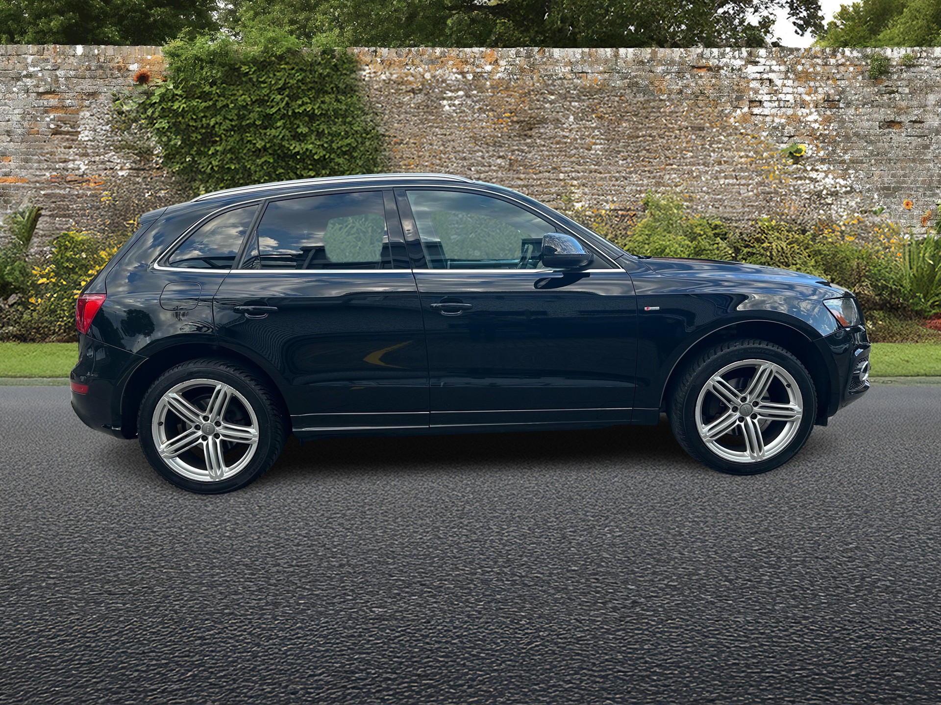 AUDI Q5 3.2 FSI quattro S-tronic-image-5