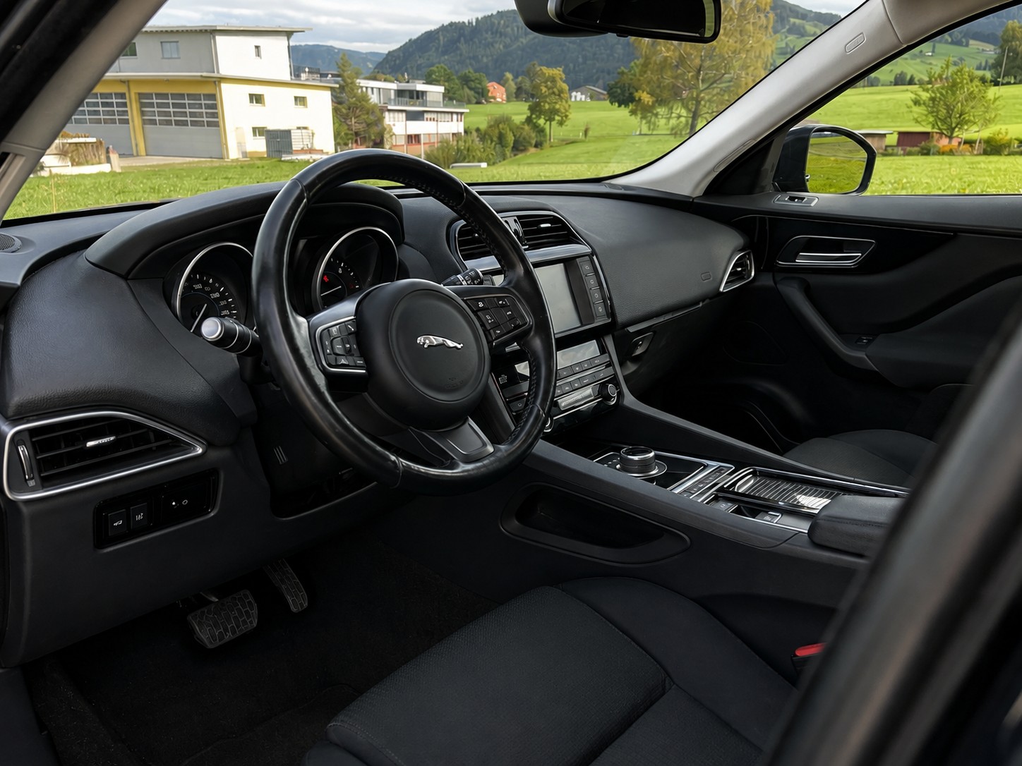 JAGUAR F-Pace 2.0d Pure AWD Automatik-image-3