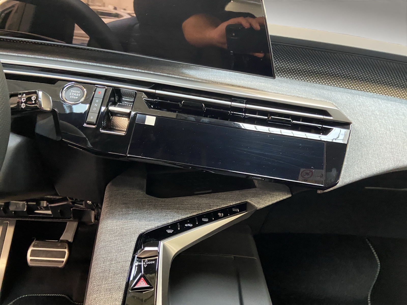 PEUGEOT 5008 1.6 PHEV 225 GT Exclusive-image-9