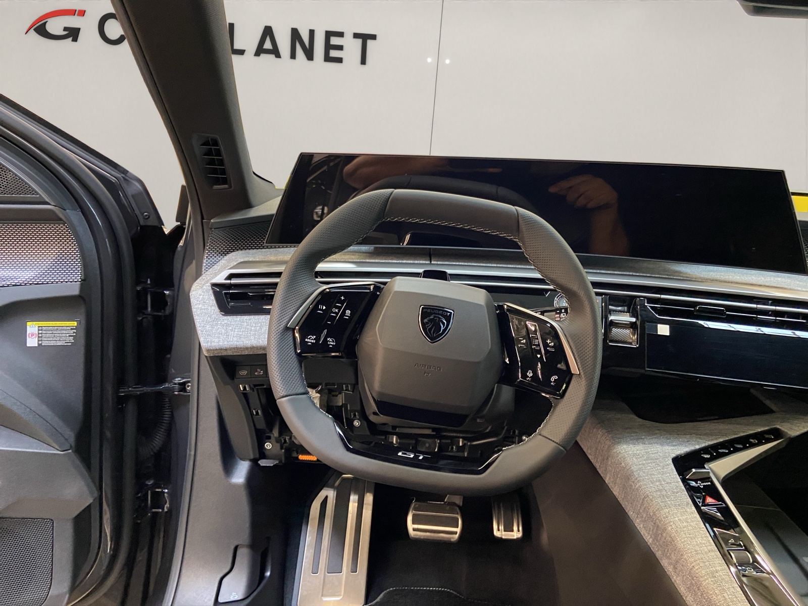 PEUGEOT 5008 1.6 PHEV 225 GT Exclusive-image-6