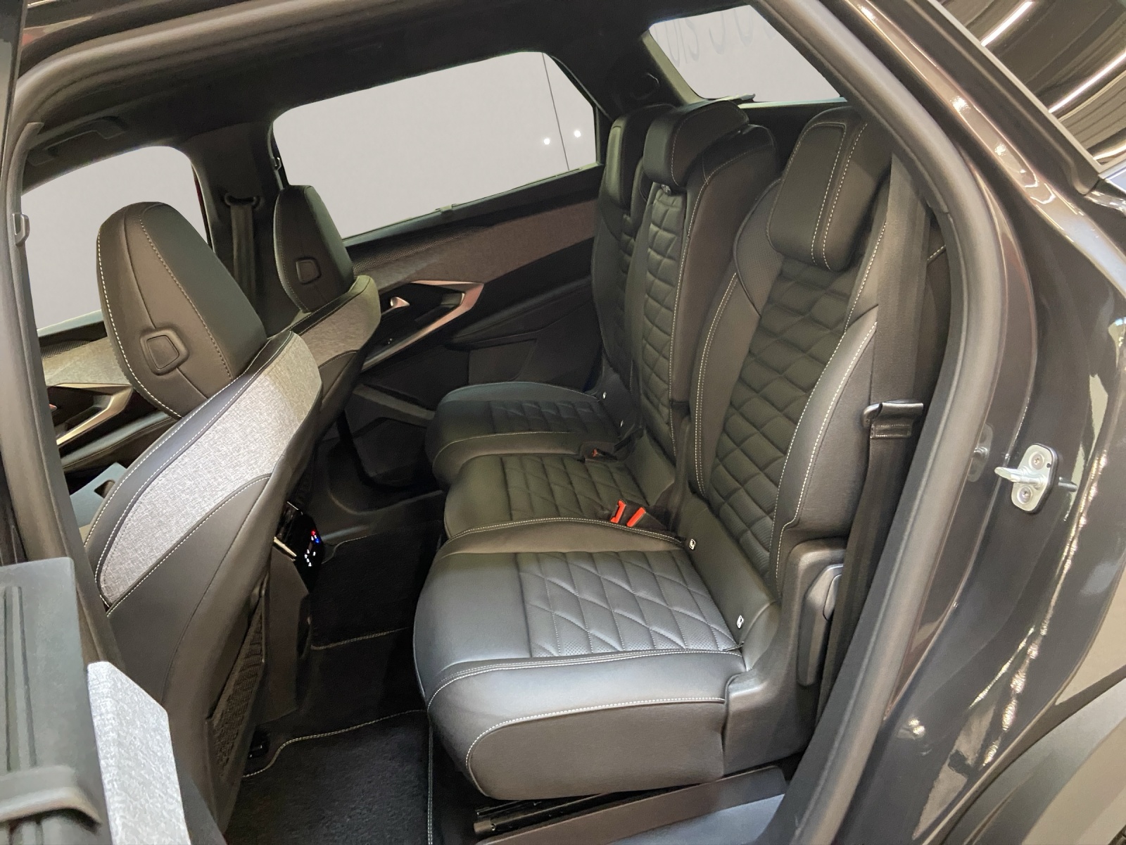 PEUGEOT 5008 1.6 PHEV 225 GT Exclusive-image-13