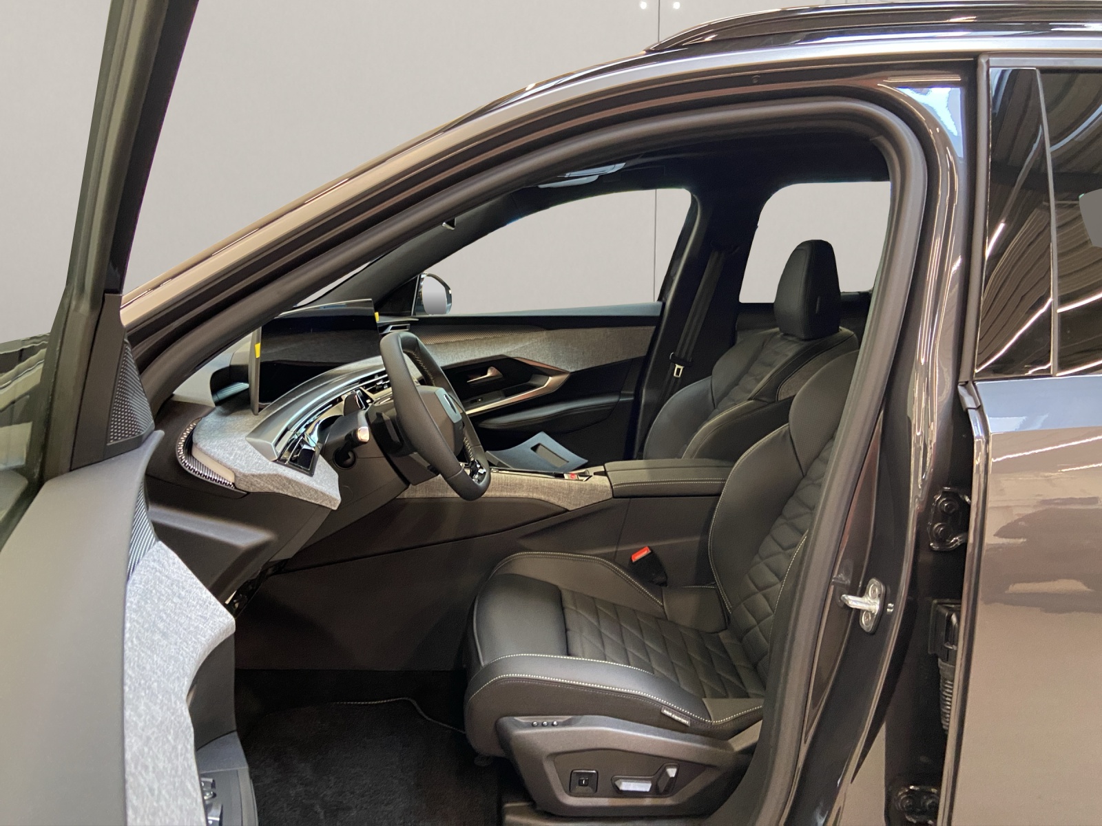 PEUGEOT 5008 1.6 PHEV 225 GT Exclusive-image-4
