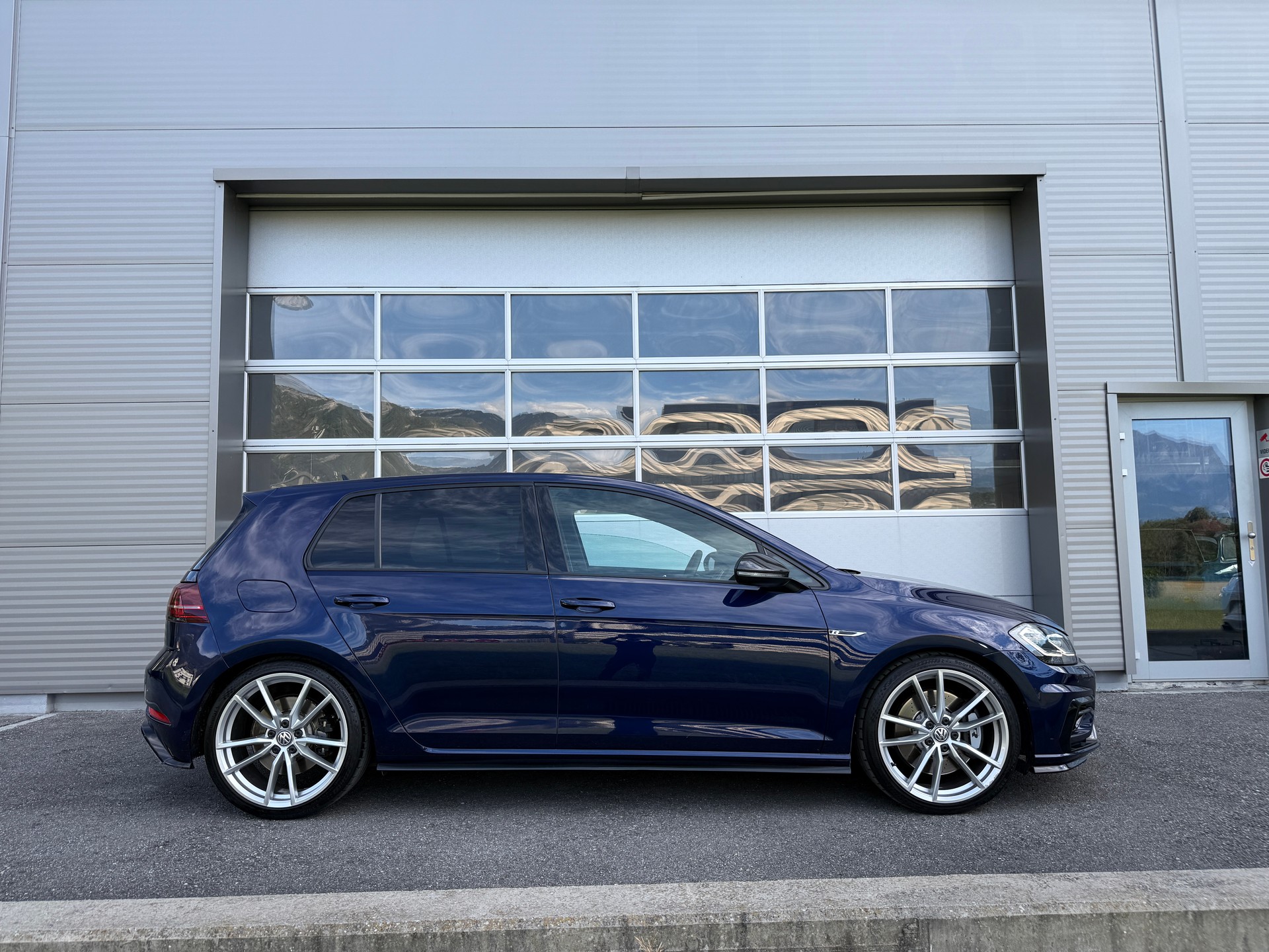 VW Golf 2.0 TSI R 4Motion DSG - Mystic Blue Pearl