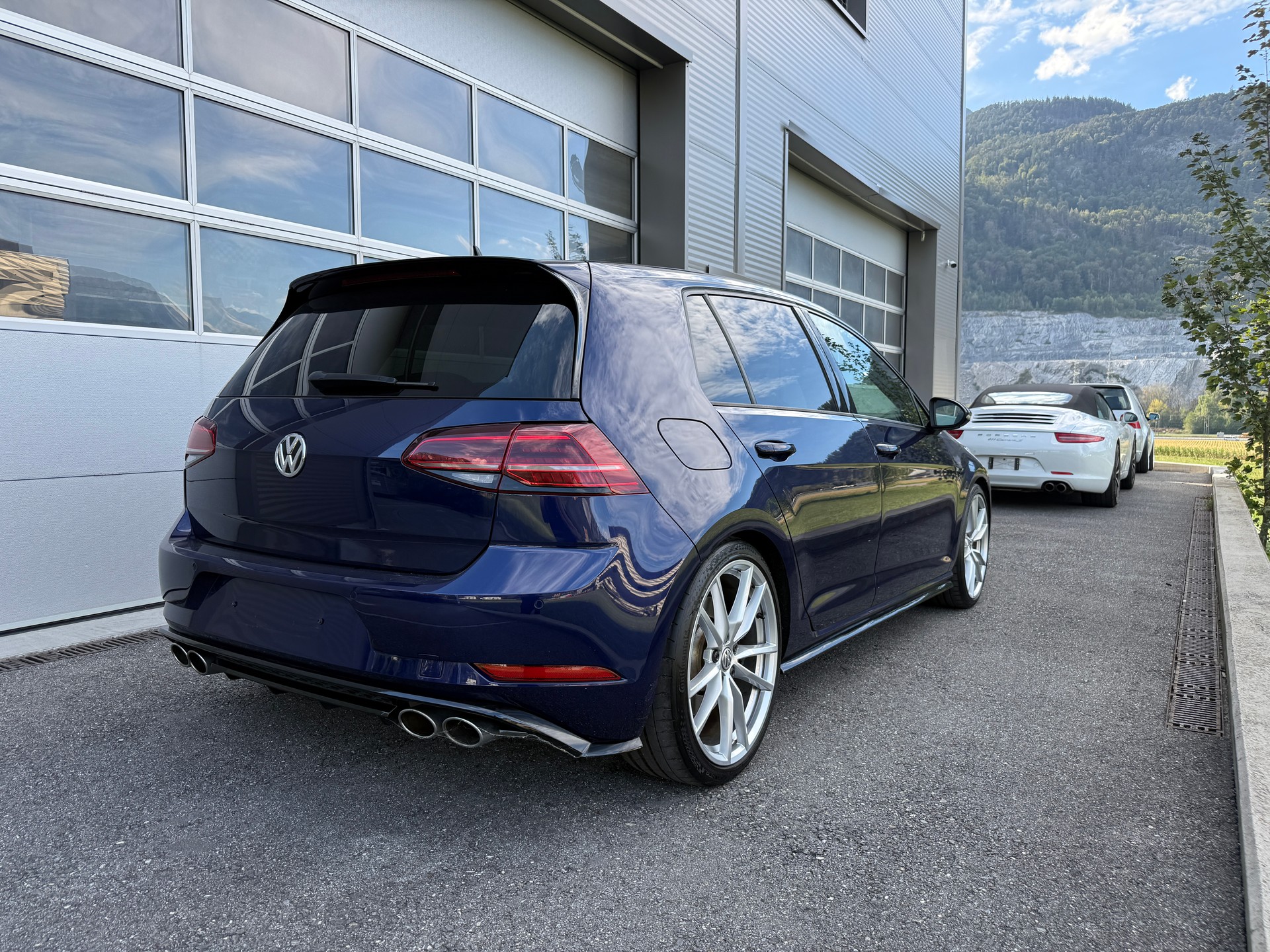VW Golf 2.0 TSI R 4Motion DSG - Mystic Blue Pearl-image-2